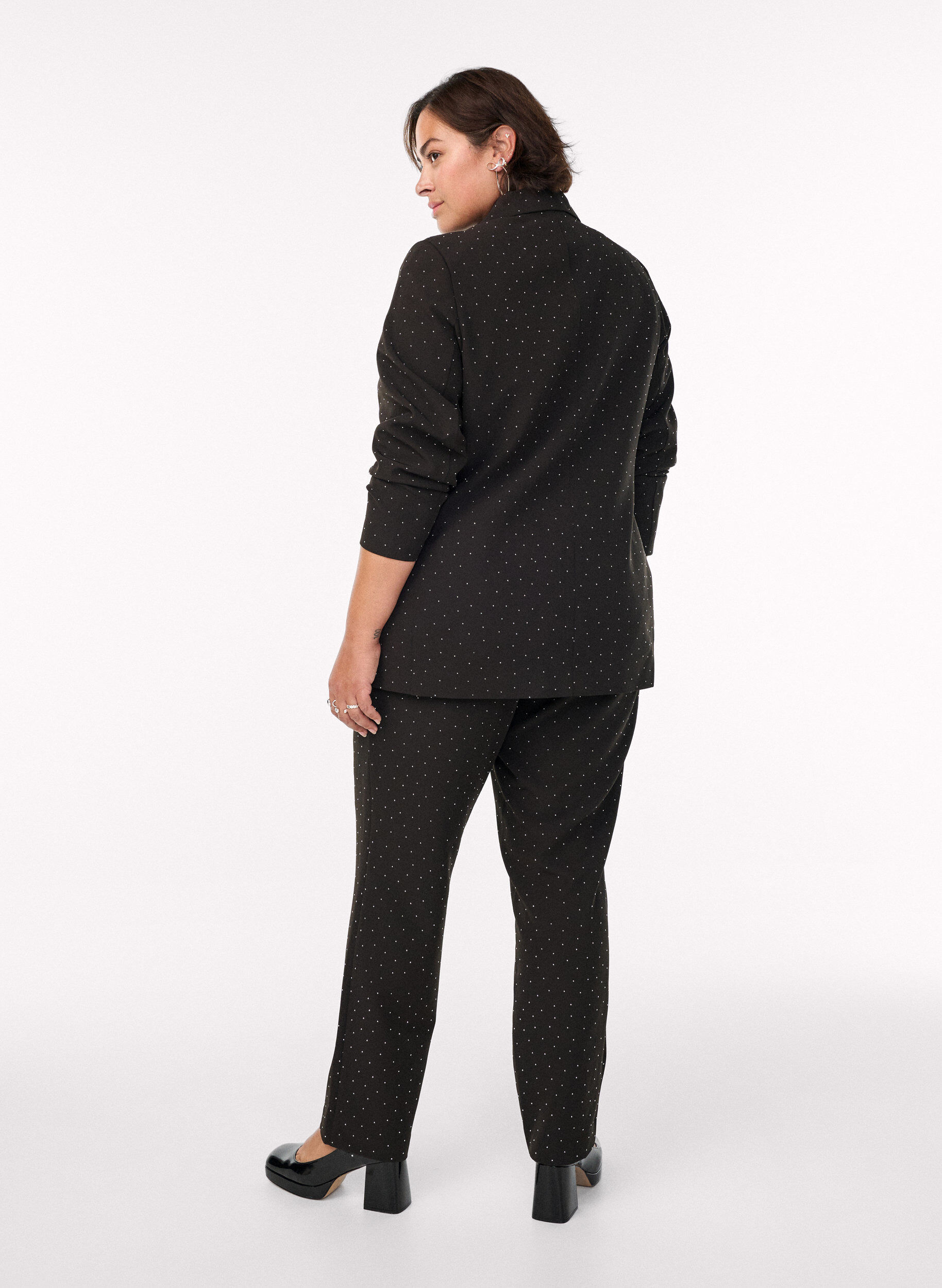 Zizzi Housut strasseilla ja korkealla vy&ouml;t&auml;r&ouml;ll&auml;, Musta, Model image number 1