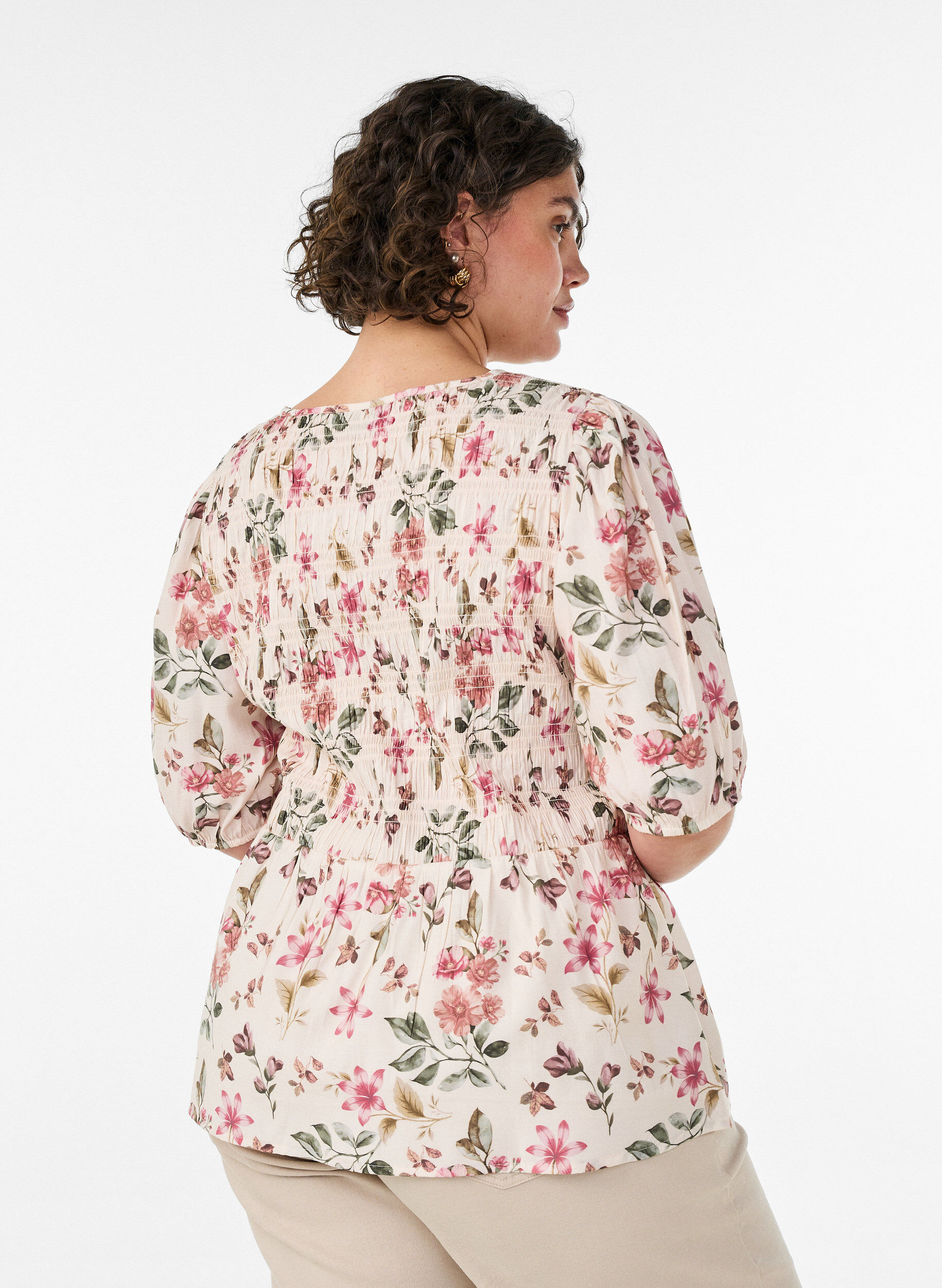 ZizziViskoosipusero smokkauksella ja peplum-efektill&auml;, Vanilja, Model image number 2