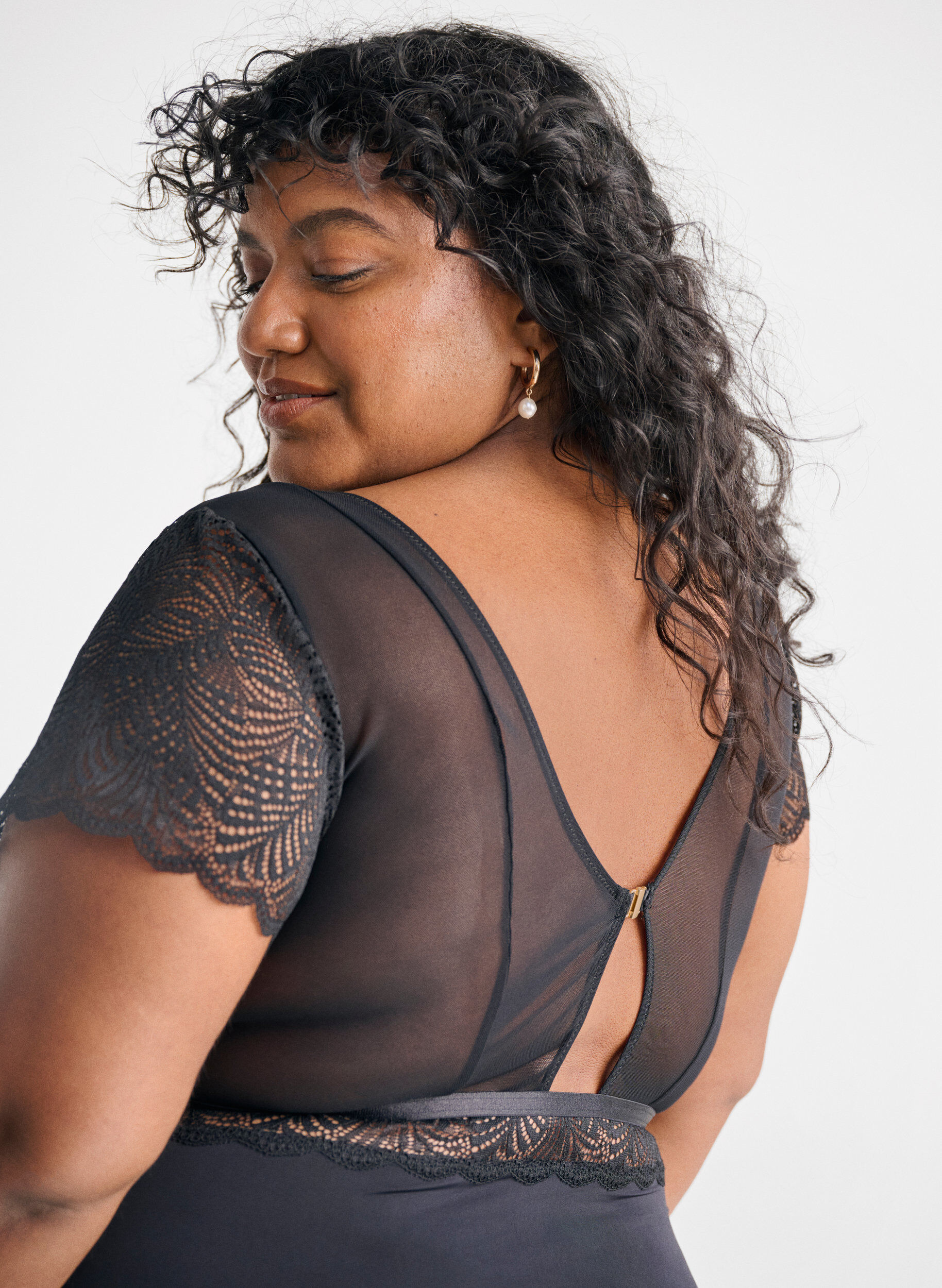 Zizzi Pitsill&auml; ja lyhyill&auml; hihoilla varustettu bodystocking, Musta, Image image number 0