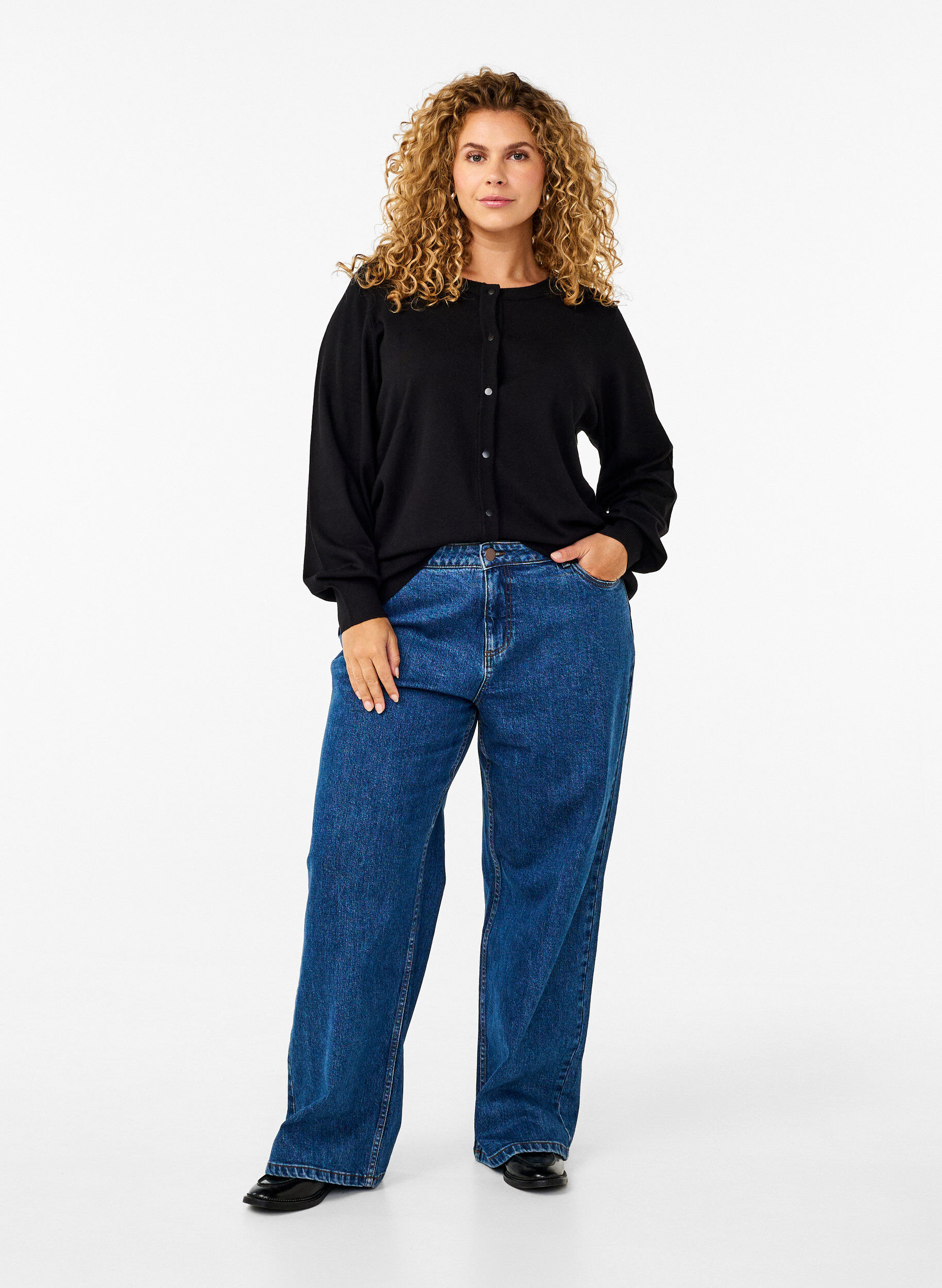 Zizzi Neuletakki, jossa py&ouml;re&auml; p&auml;&auml;ntie ja napit, Musta, Model image number 1