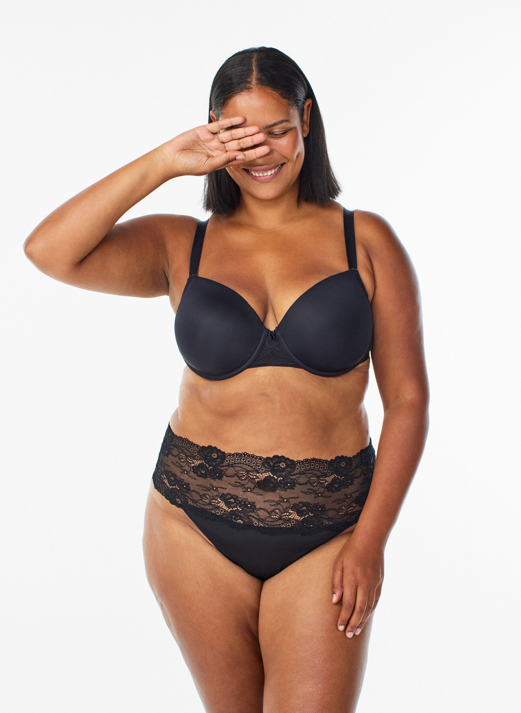 2 kpl stringej&auml; leve&auml;ll&auml; pitsikantilla , Musta, Model