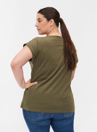 Ekologisesta puuvillasta valmistettu t-paita rintataskulla, Ivy Green, Model image number 1