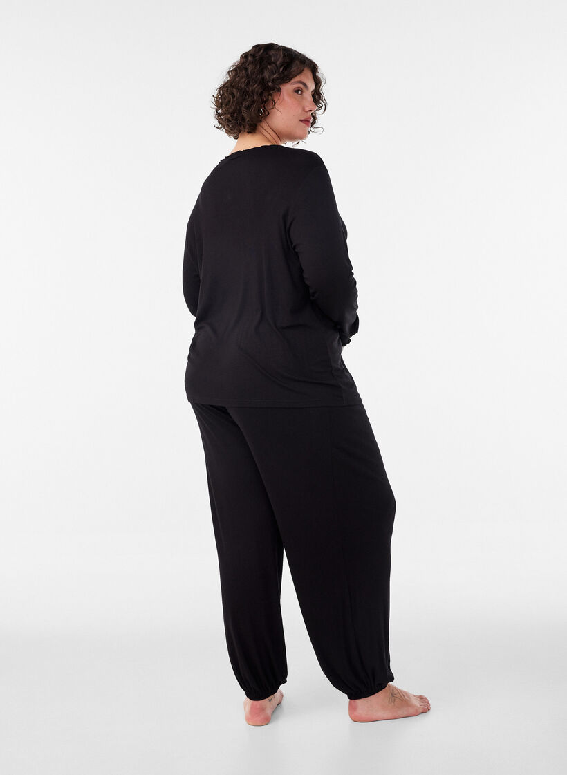 Rennot pyjamahousut viskoosista, joustavalla vy&ouml;t&auml;r&ouml;ll&auml;, Musta, Model image number 1