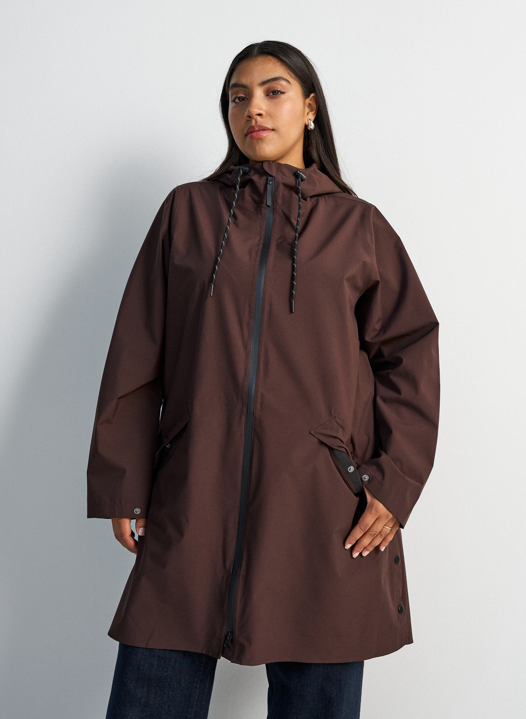 Sadetakki taskuilla ja hupulla, Ruskea, Model