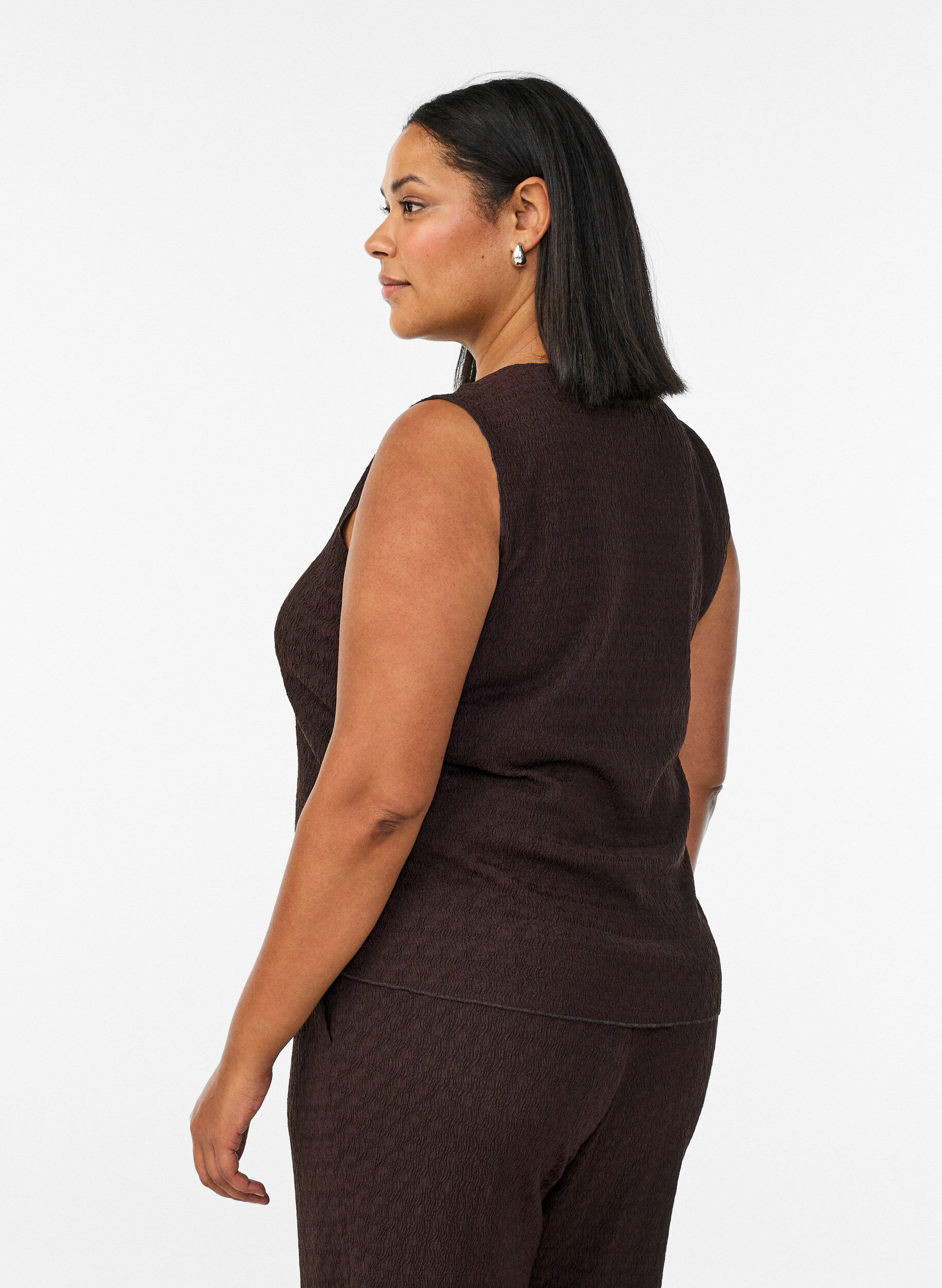 Zizzi Hihaton toppi aaltoilevalla tekstuurilla ja nappikiinnityksell&auml;, Ruskea, Model image number 2