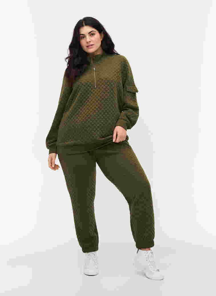 Kuvioidut housut nyörillä ja taskuilla, Ivy Green, Model