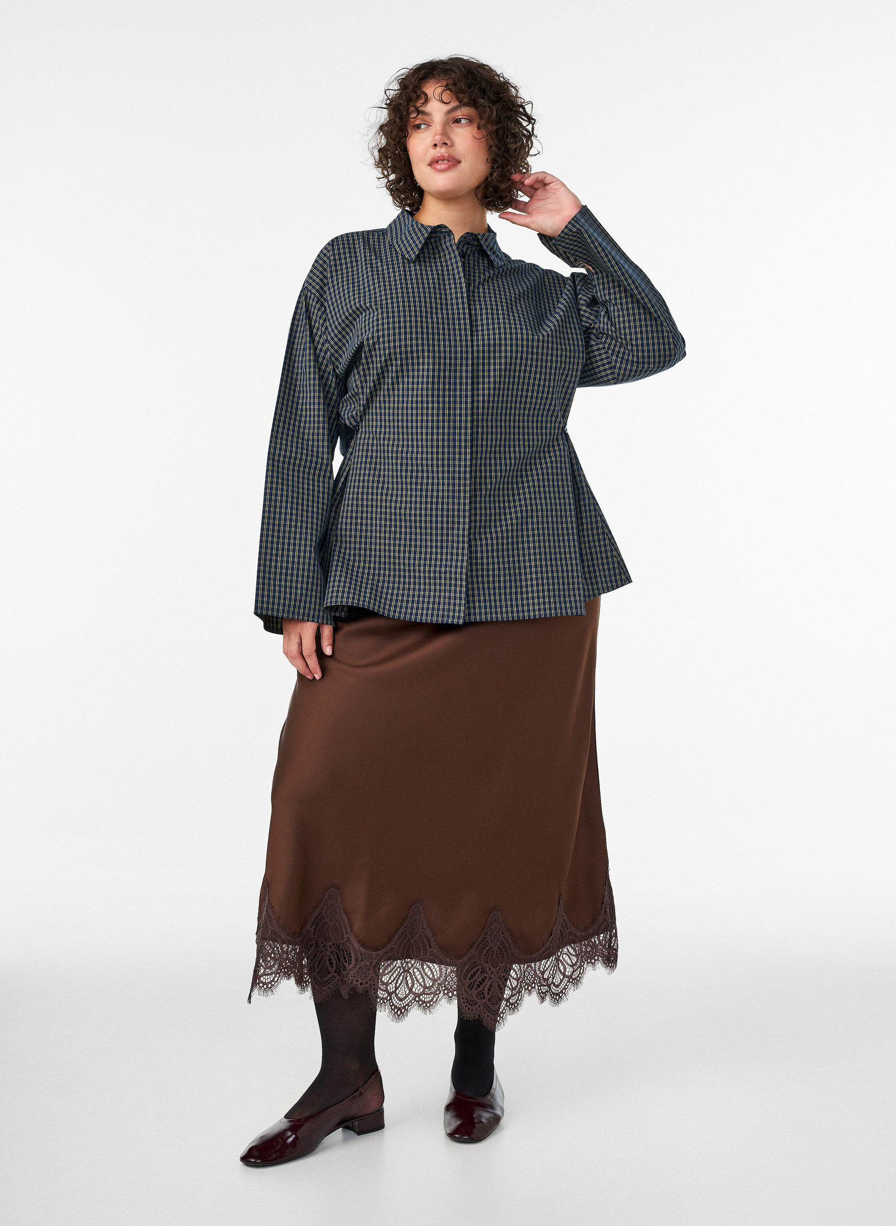 Midi-satiinimekko pitsikoristeilla, Ruskea, Model