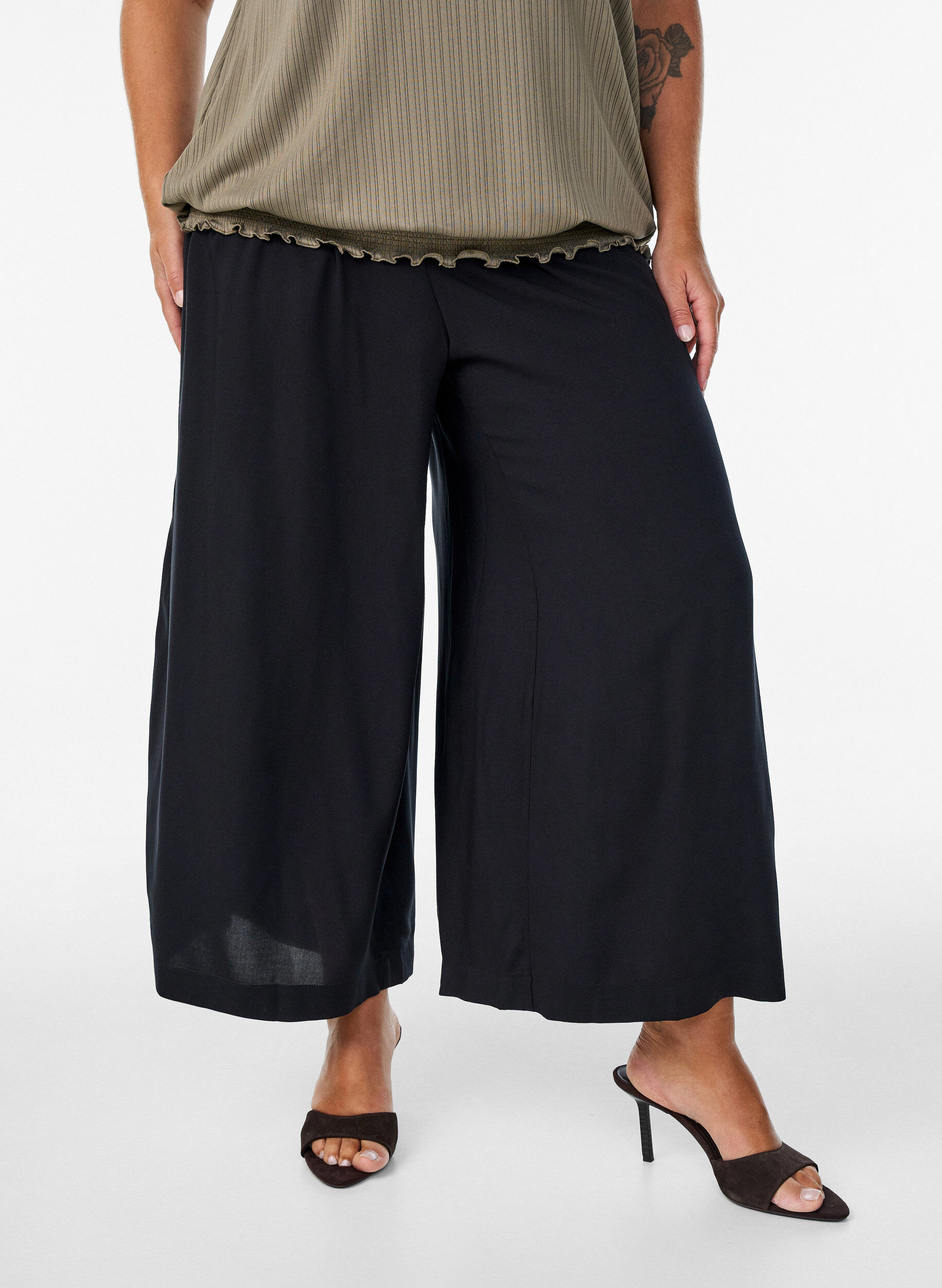ZizziCulotte-housut viskoosista, korkealla vy&ouml;t&auml;r&ouml;ll&auml; ja leveill&auml; lahkeilla, Musta, Model image number 2