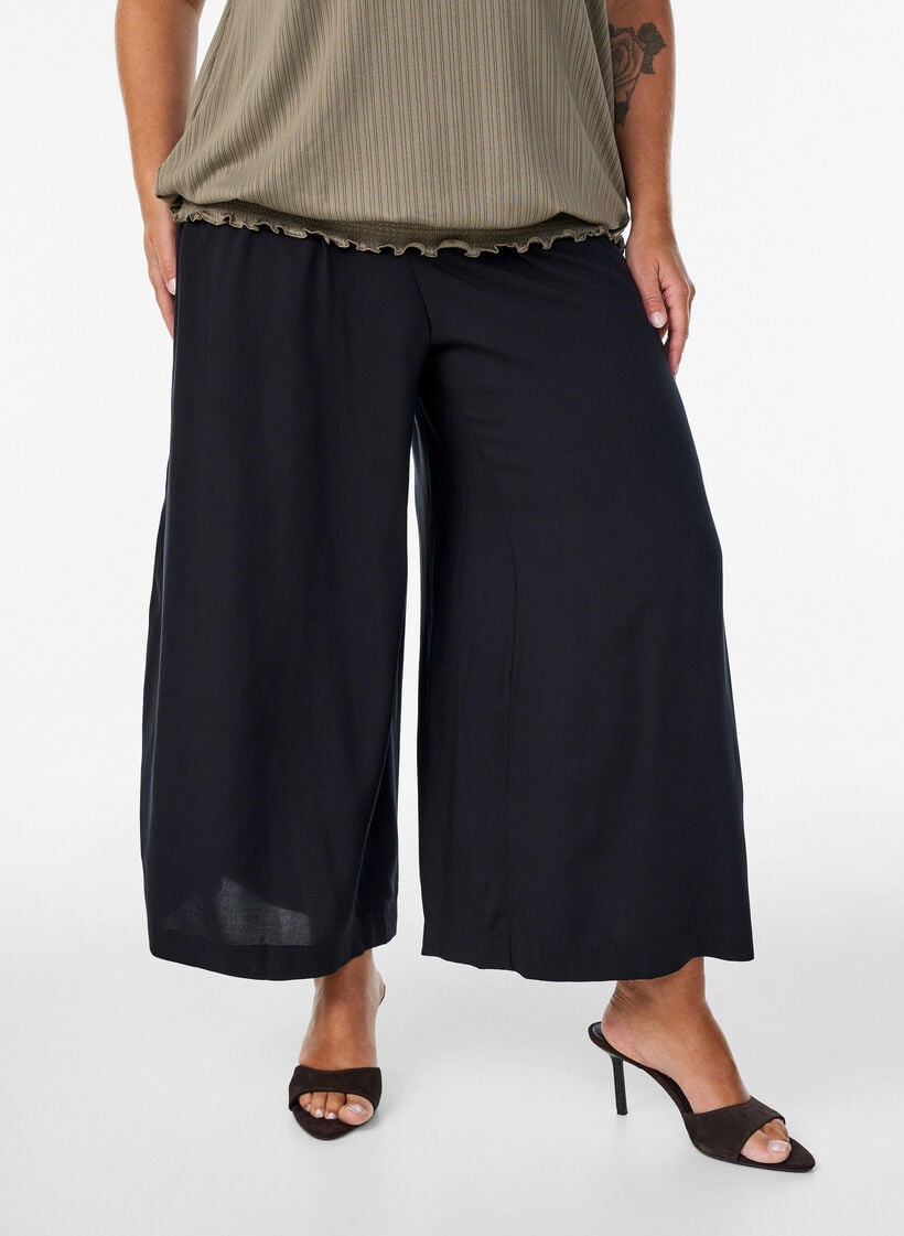 Culotte-housut viskoosista, korkealla vy&ouml;t&auml;r&ouml;ll&auml; ja leveill&auml; lahkeilla, Musta, Model image number 2