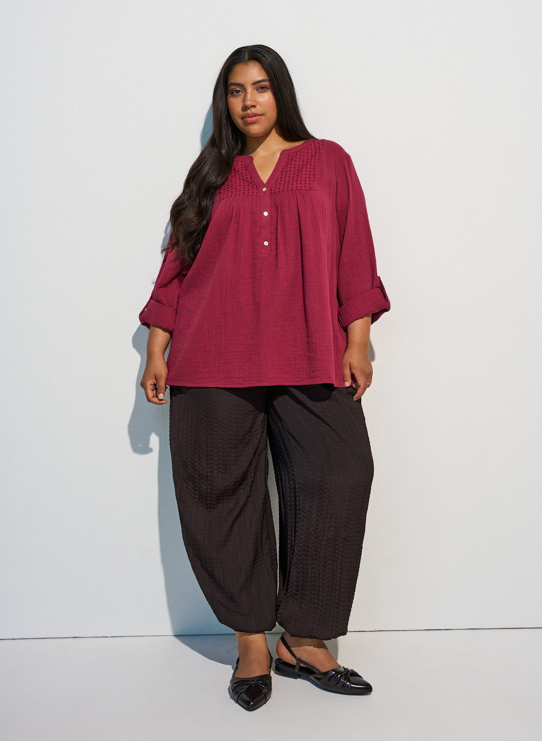 ZizziPaita puuvillamusliinissa, jossa broderie anglaise -kirjailu, Punainen, Model image number 1