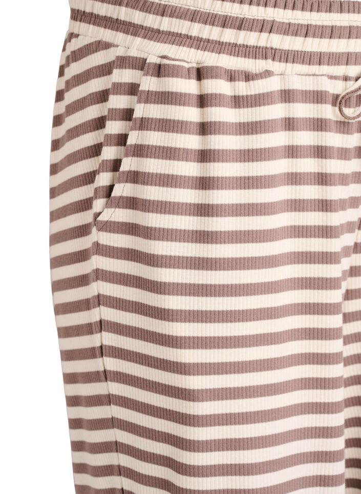 Raidalliset pyjamahousut korkealla vy&ouml;t&auml;r&ouml;ll&auml; ja leveill&auml; lahkeilla, Beige, Packshot image number 2