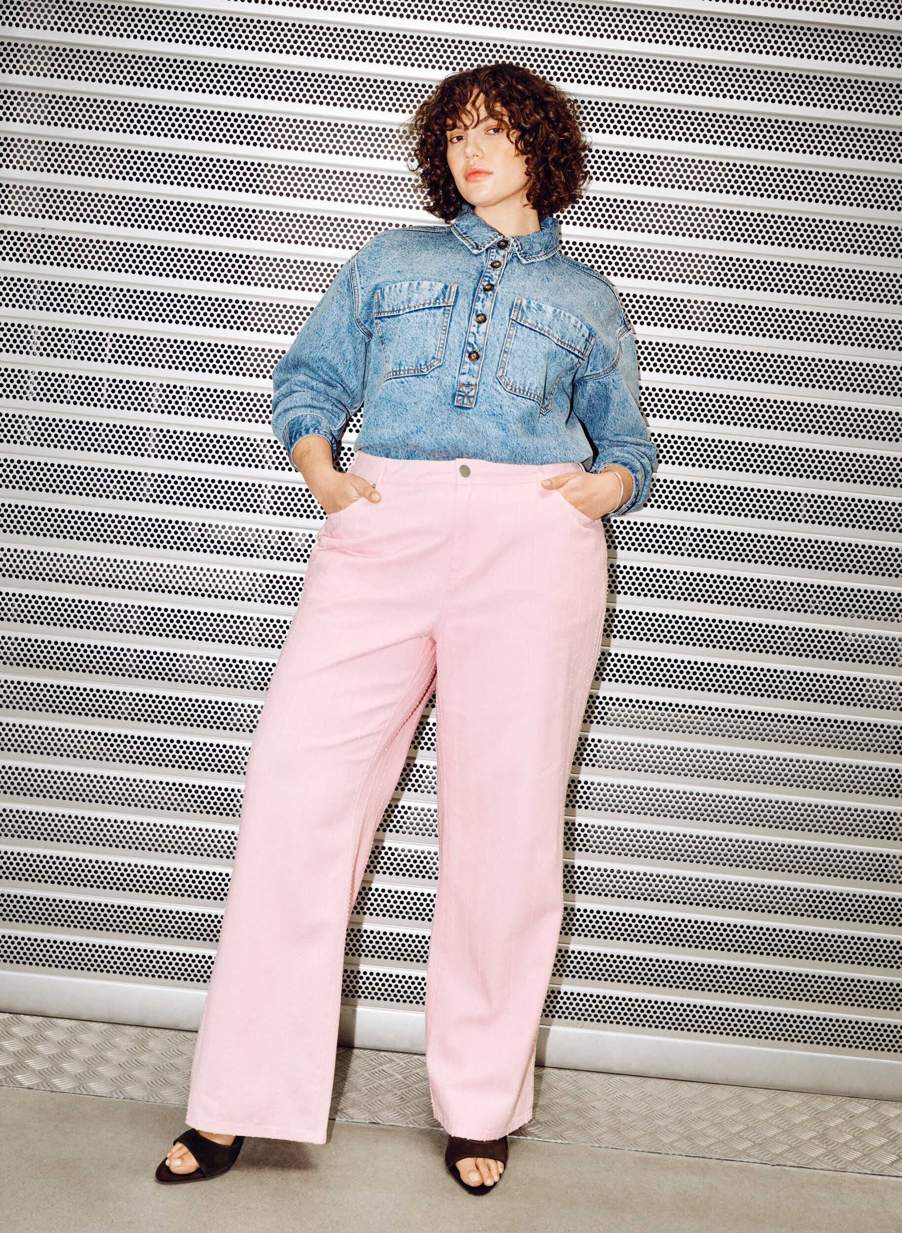 Zizzi Myra-farkut v&auml;rillisest&auml; denimist&auml;, leve&auml;lestiset ja teksturoidulla kuviolla, Punainen, Image image number 0