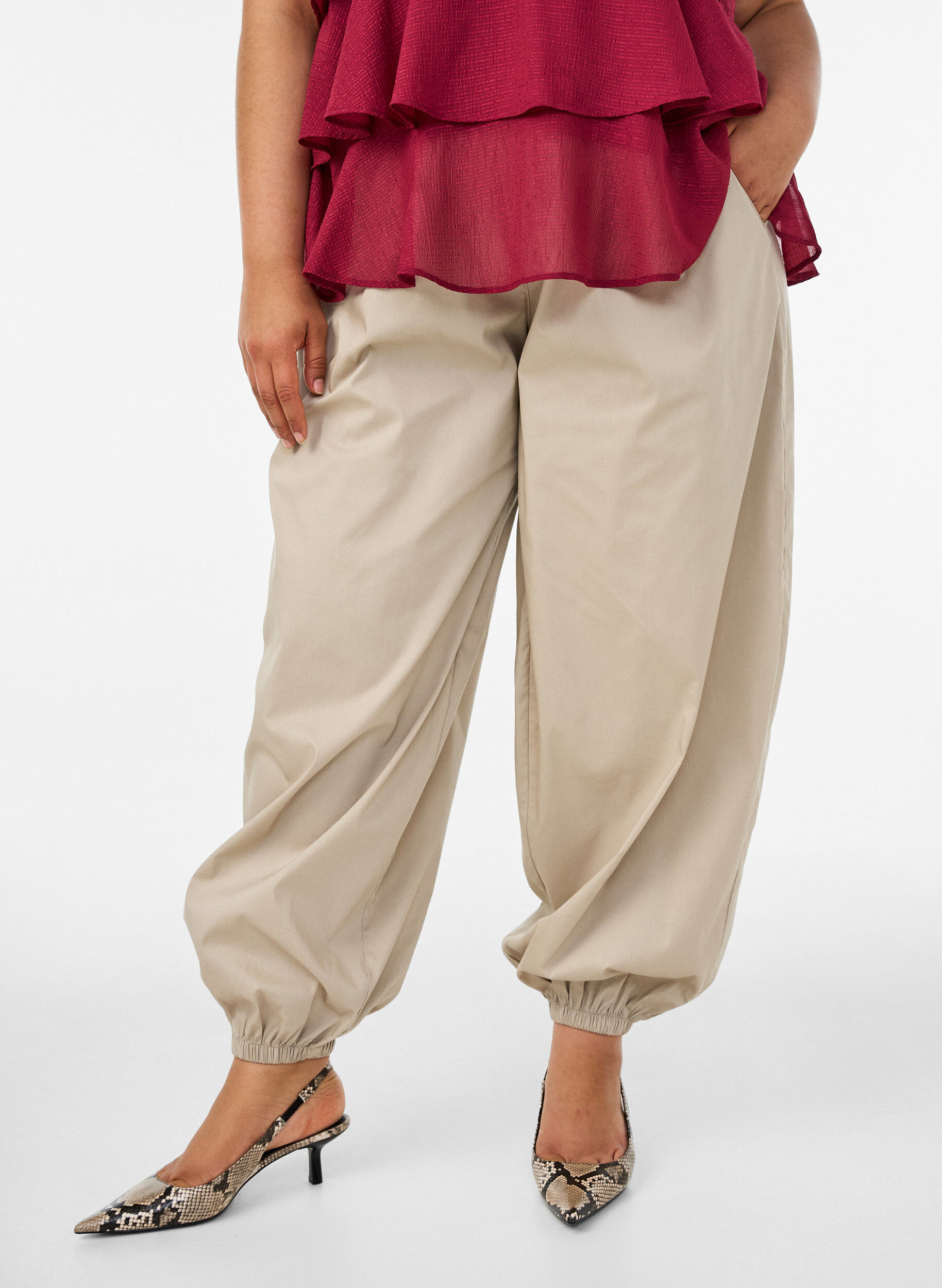 ZizziIlmapallohousut taskuilla ja joustavalla vy&ouml;t&auml;r&ouml;ll&auml;, Beige, Model image number 2