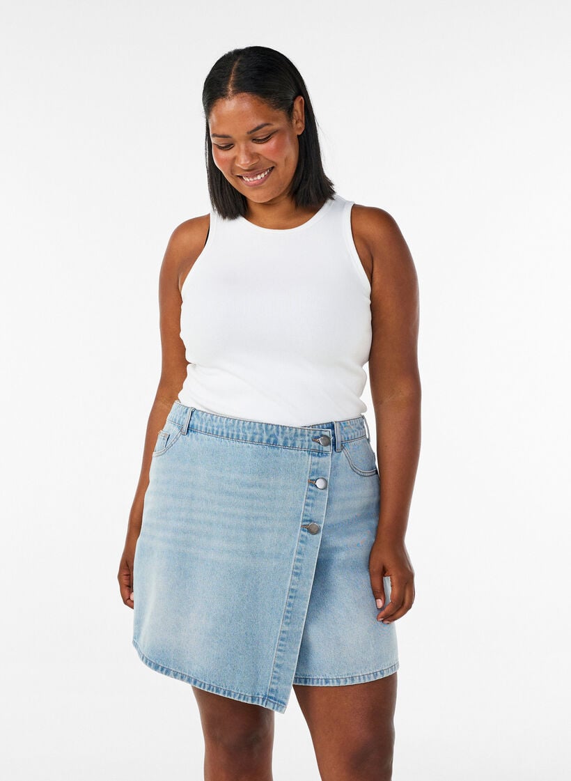 Denimskortsit kietaisuefektill&auml; ja korkealla vy&ouml;t&auml;r&ouml;ll&auml;, Sininen, Model image number 0