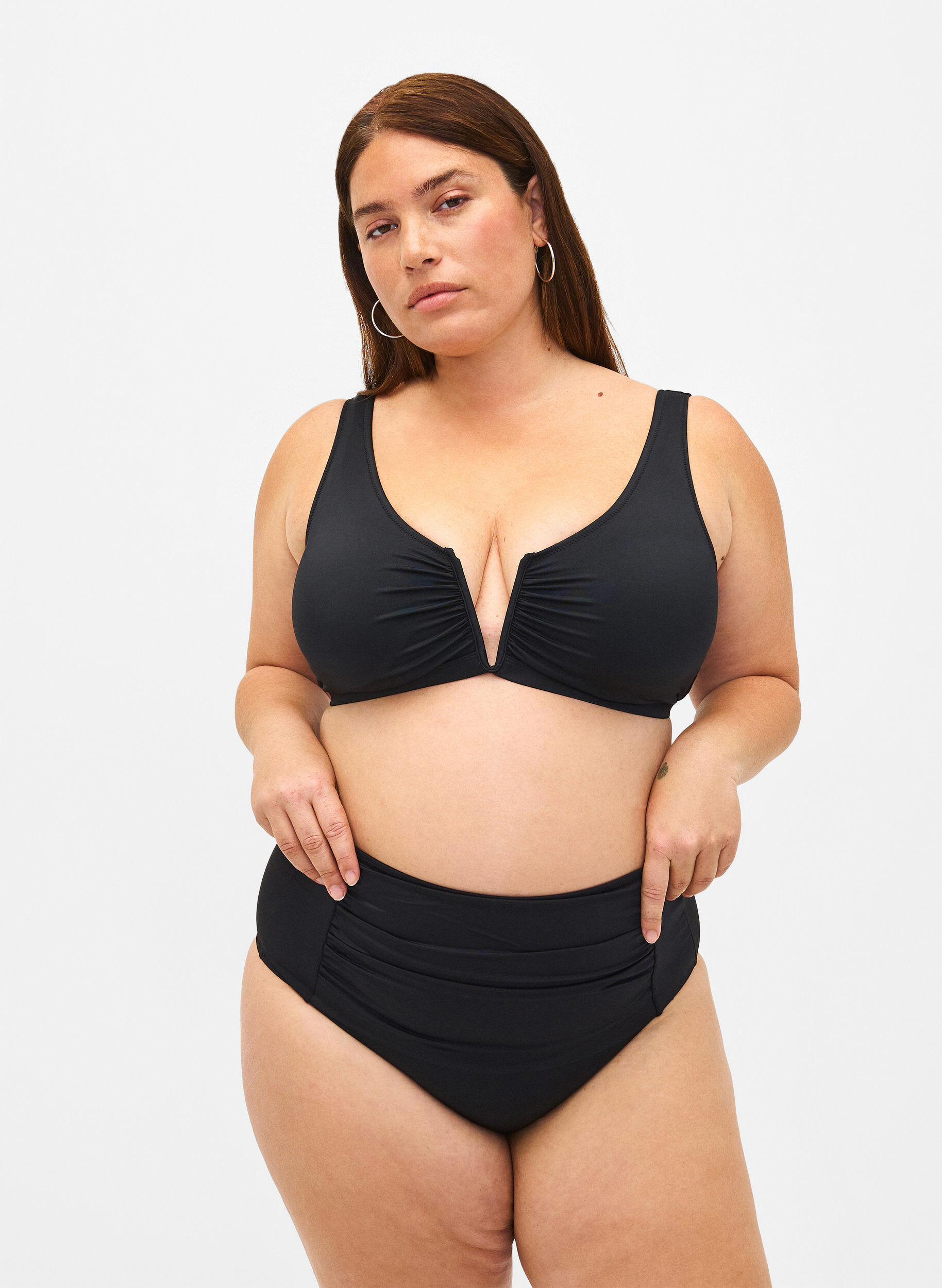 Zizzi Bikiniyl&auml;osa V-kaula-aukolla ja irrotettavilla toppauksilla, Musta, Model image number 1