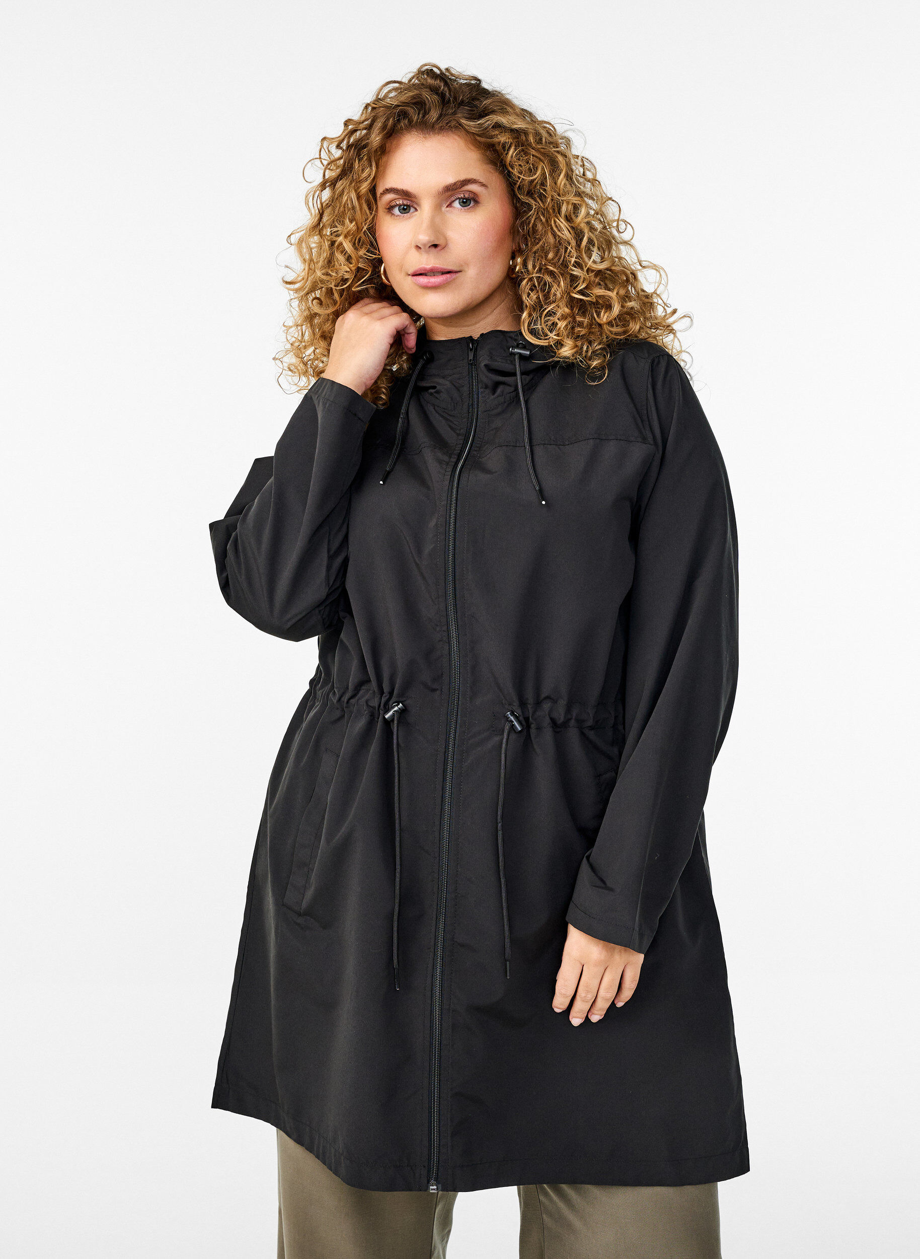 Kevyt hupullinen parka, Musta, Model