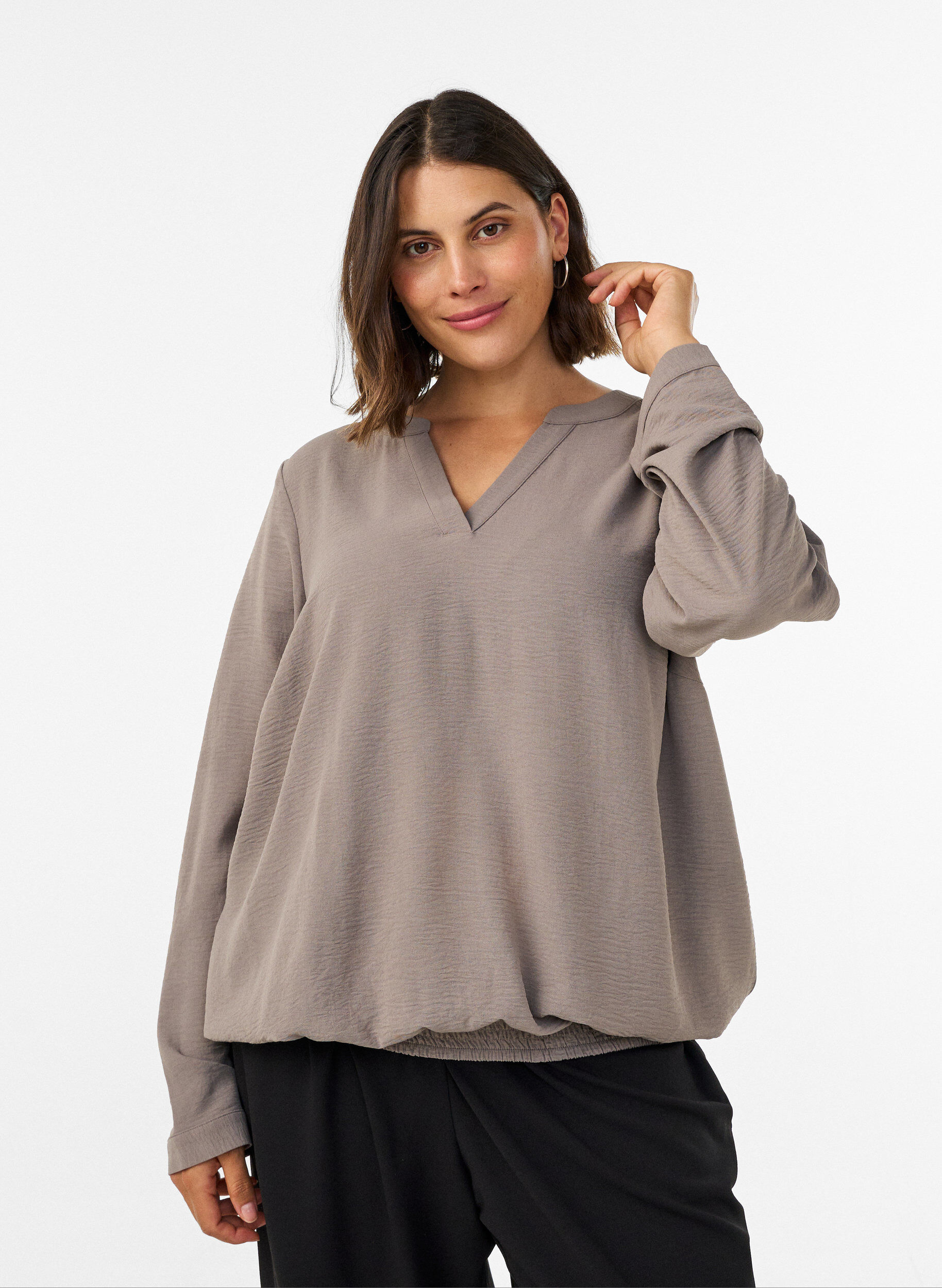 Pusero pallomaisella siluetilla ja V-p&auml;&auml;ntiell&auml;, Beige, Model