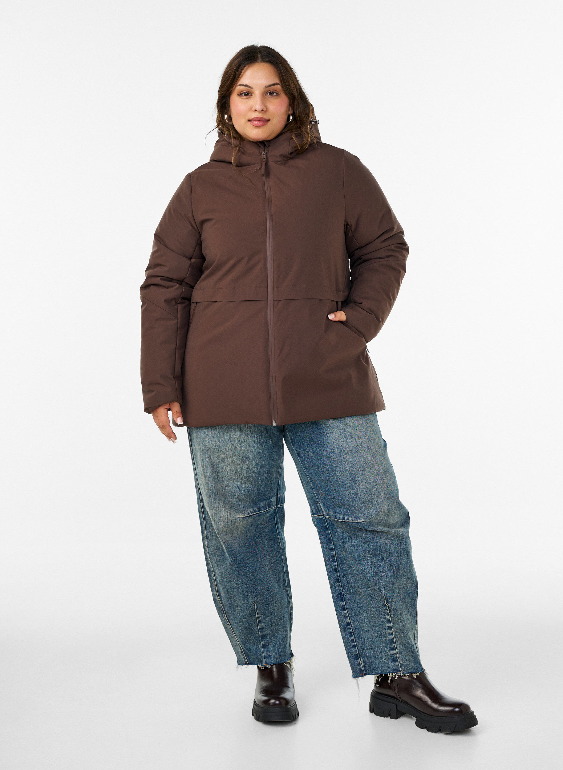 ZizziTalvitakki hupulla ja s&auml;&auml;dett&auml;v&auml;ll&auml; vy&ouml;t&auml;r&ouml;ll&auml;, Ruskea, Model image number 1