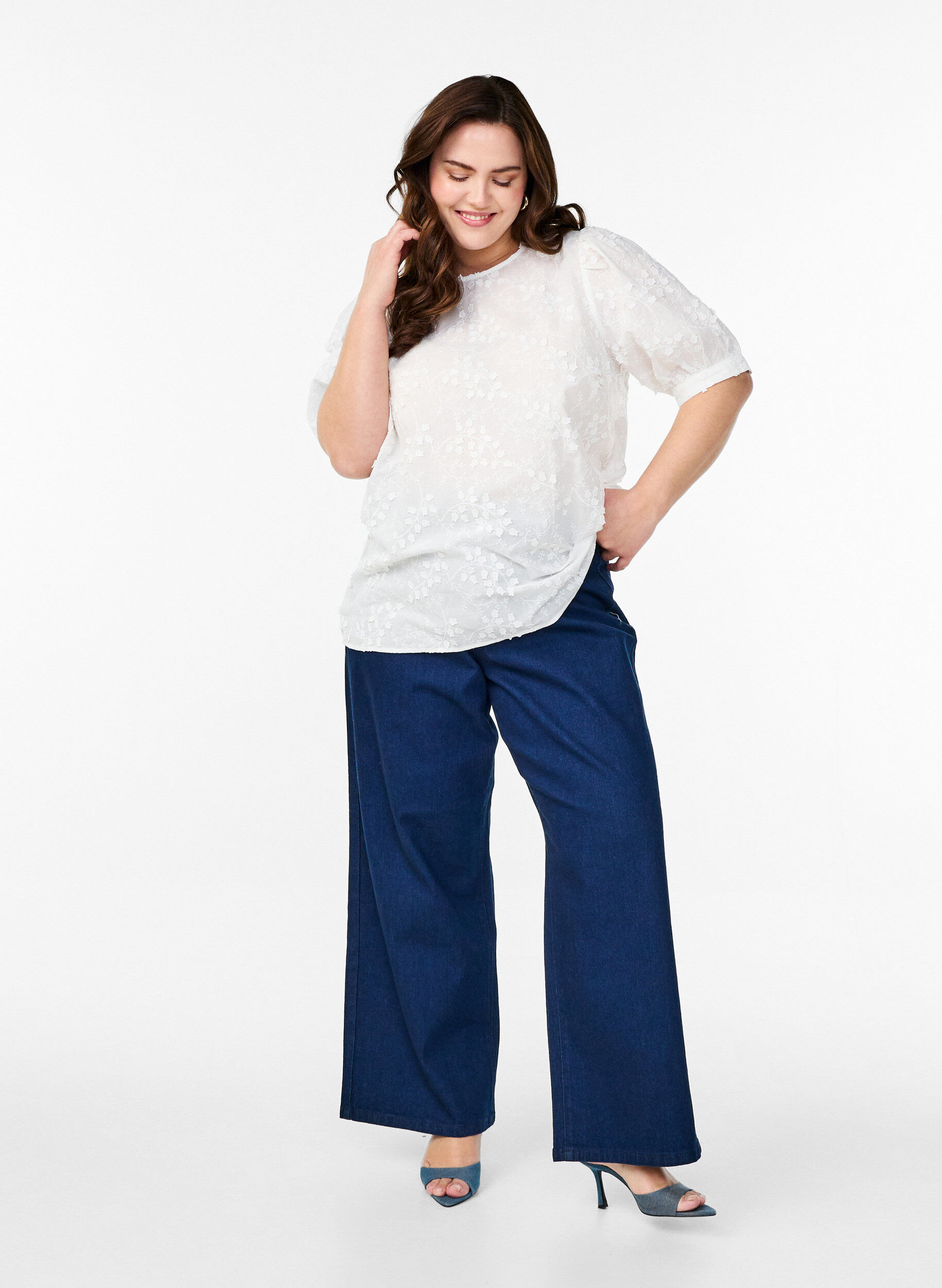 Zizzi Lyhythihainen pusero kirjailuilla ja py&ouml;re&auml;ll&auml; p&auml;&auml;ntiell&auml;, Valkoinen, Model image number 1