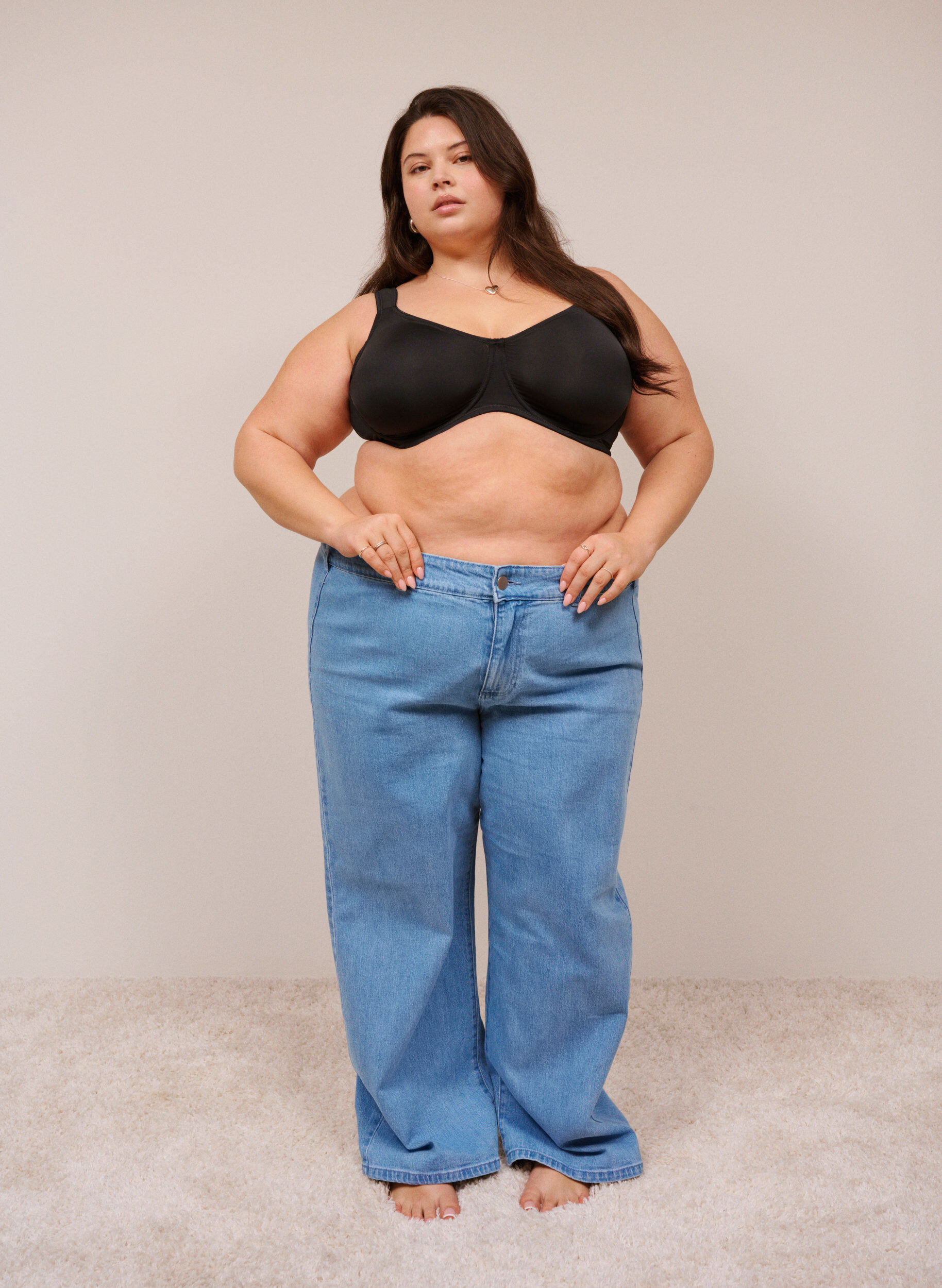 Mukavat rintaliivit, joissa on kaarituki ja muotoillut kupit