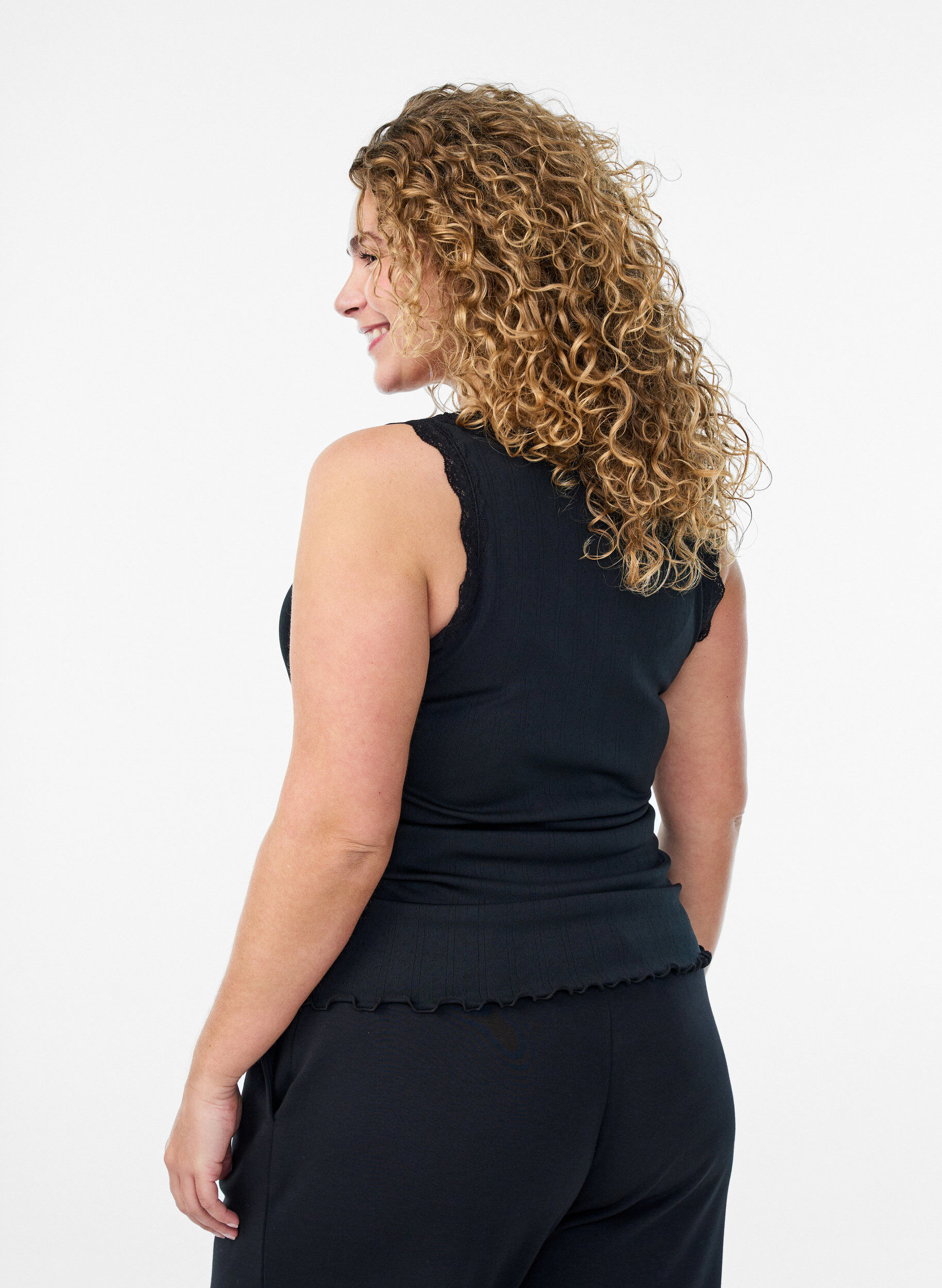 Zizzi Toppi pitsireunuksella ja rei&rsquo;itetyll&auml; brodeerauksella, Musta, Model image number 2