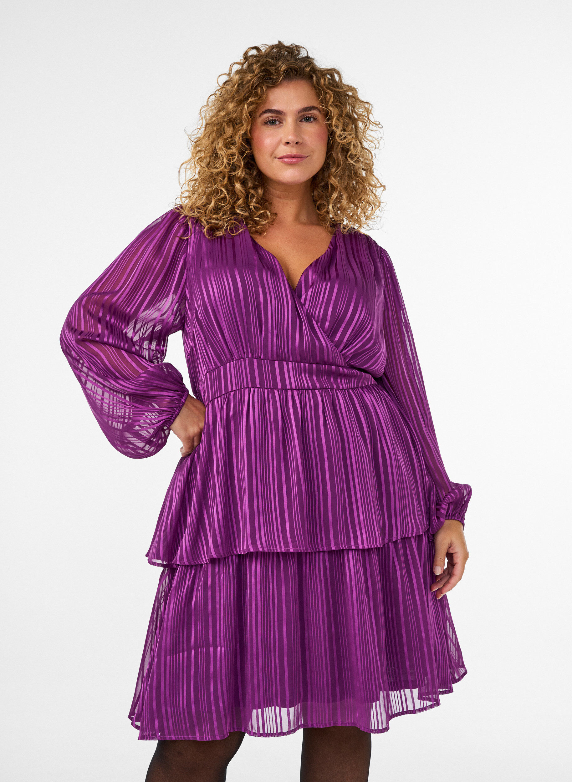 ZizziPolvipituinen mekko l&auml;pikuultavilla raidoilla ja kietaisuefektill&auml;, Violetti, Model image number 0