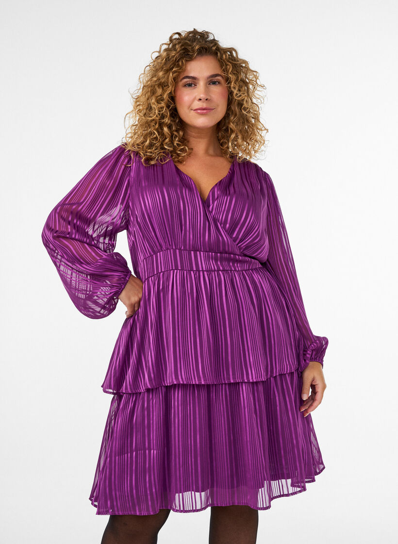 Polvipituinen mekko l&auml;pikuultavilla raidoilla ja kietaisuefektill&auml;, Violetti, Model image number 0