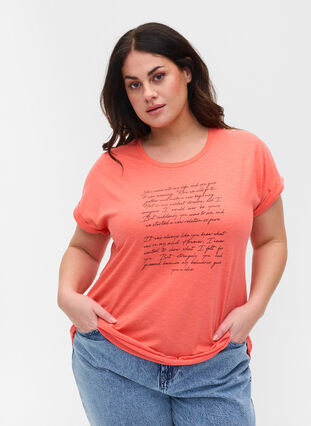 Ekologisesta puuvillasta valmistettu t-paita painatuksella, Living Coral Text, Model image number 0