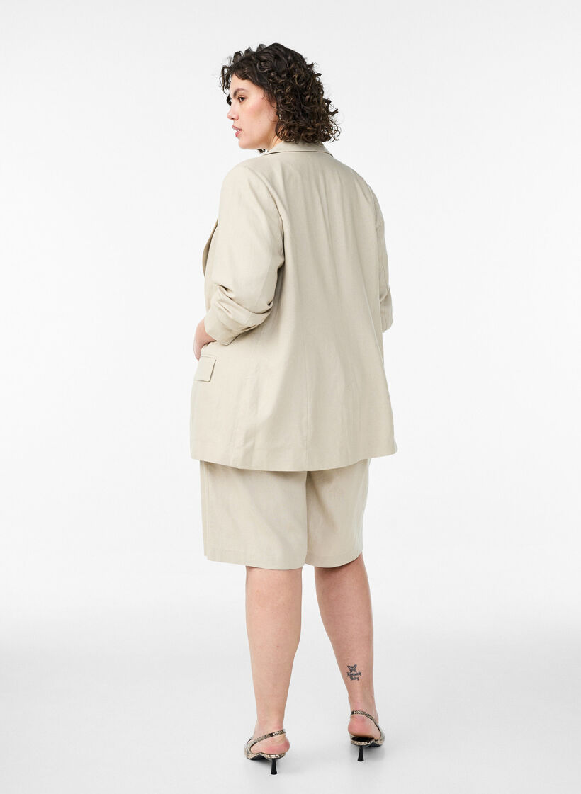 Korkeavy&ouml;t&auml;r&ouml;iset bermudashortsit pellavasta ja viskoosista, Beige, Model image number 2
