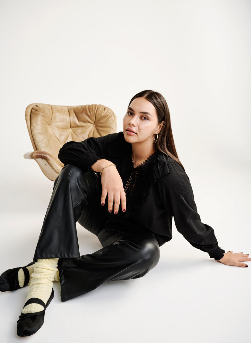 Viskoosista valmistettu pusero röyhelöillä ja kirjontayksityiskohdilla, Black, Image image number 0