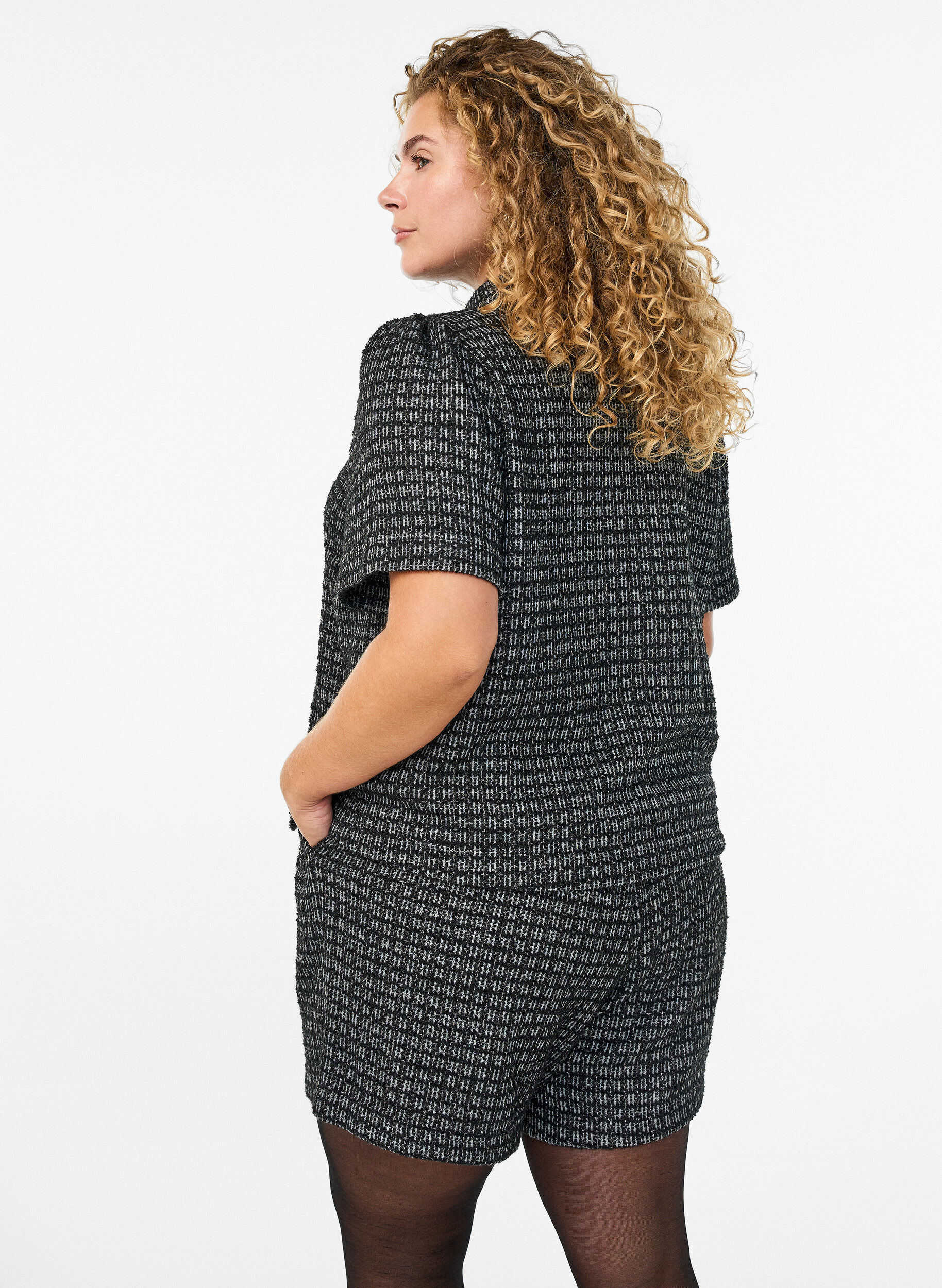 Zizzi Rennot boucl&eacute;-shortsit taskuilla, Musta, Model image number 2