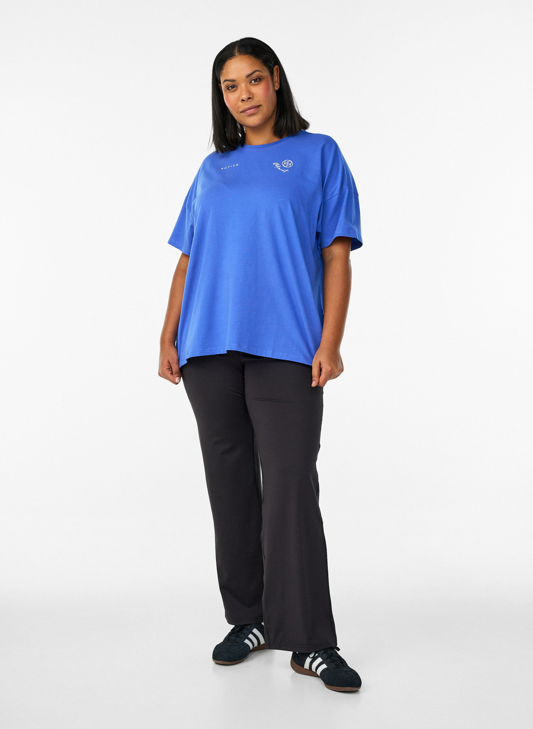 Zizzi Luomupuuvillainen T-paita pienell&auml; etumotiivilla, Sininen, Model image number 1