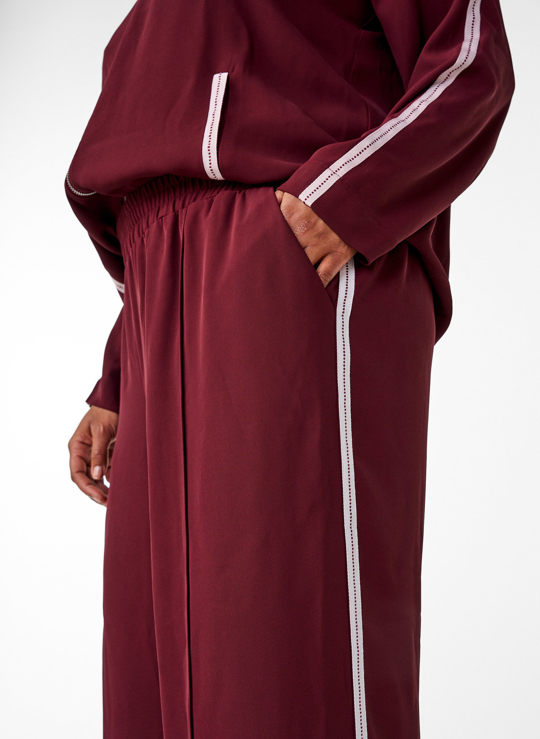 Zizzi Urheilulliset housut suorilla lahkeilla ja sivuraidoilla, Tumma Bordeaux, Model image number 3