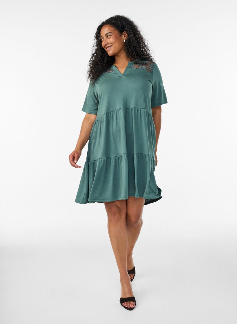 Jerseymekko pitsiyksityiskohdilla ja kerrostetulla helmalla, Vihre&auml;, Model image number 1