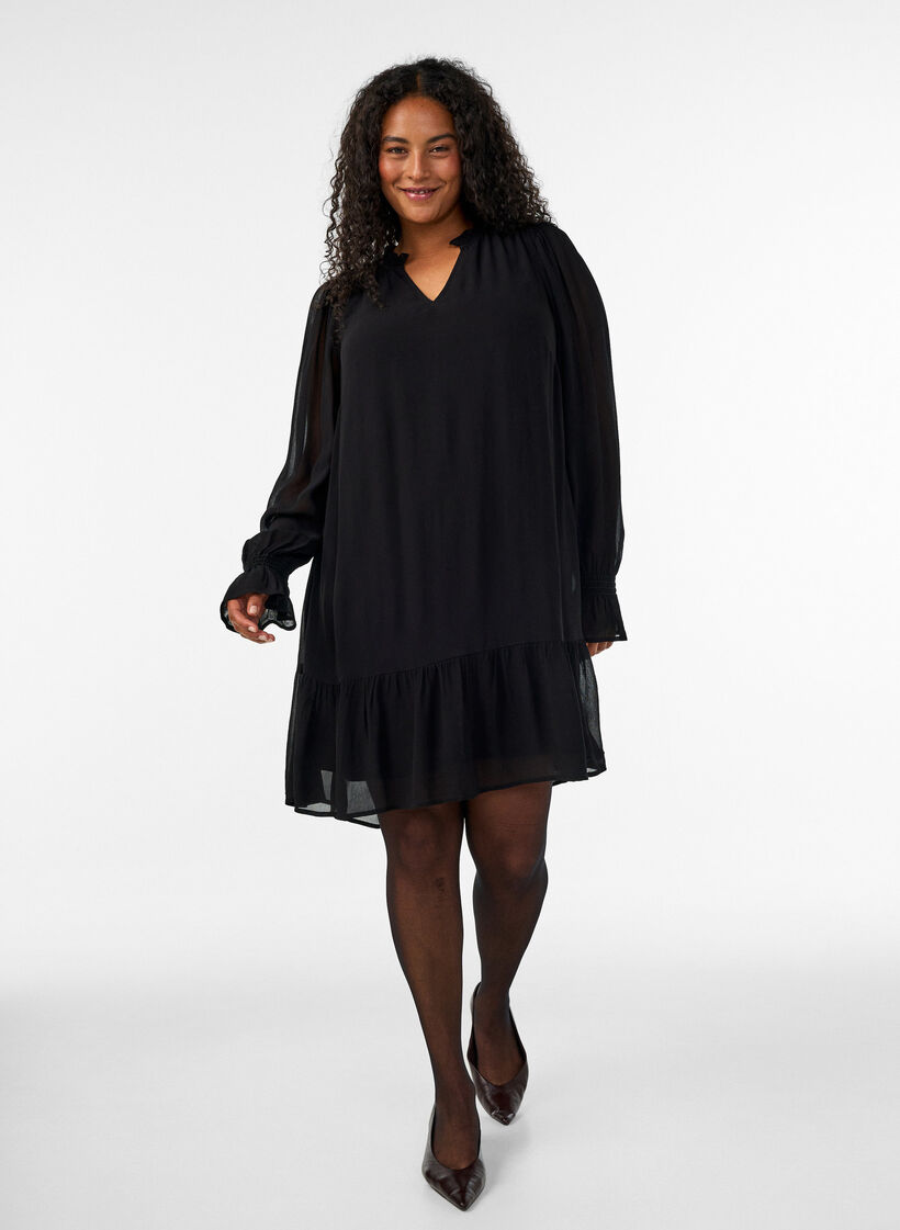 Viskoosimekko r&ouml;yhel&ouml;ill&auml; ja l&auml;pikuultavilla hihoilla, Musta, Model image number 1