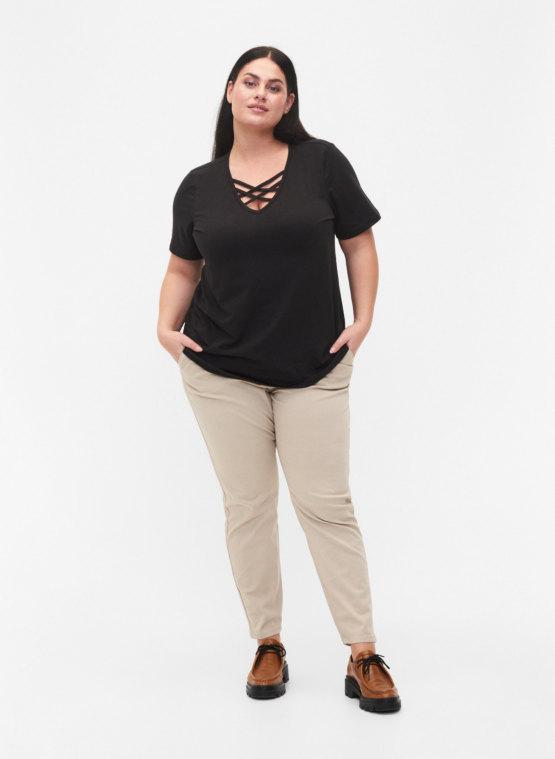 Zizzi T-paita v-p&auml;&auml;ntiell&auml; ja yksityiskohdalla, Black, Model image number 2