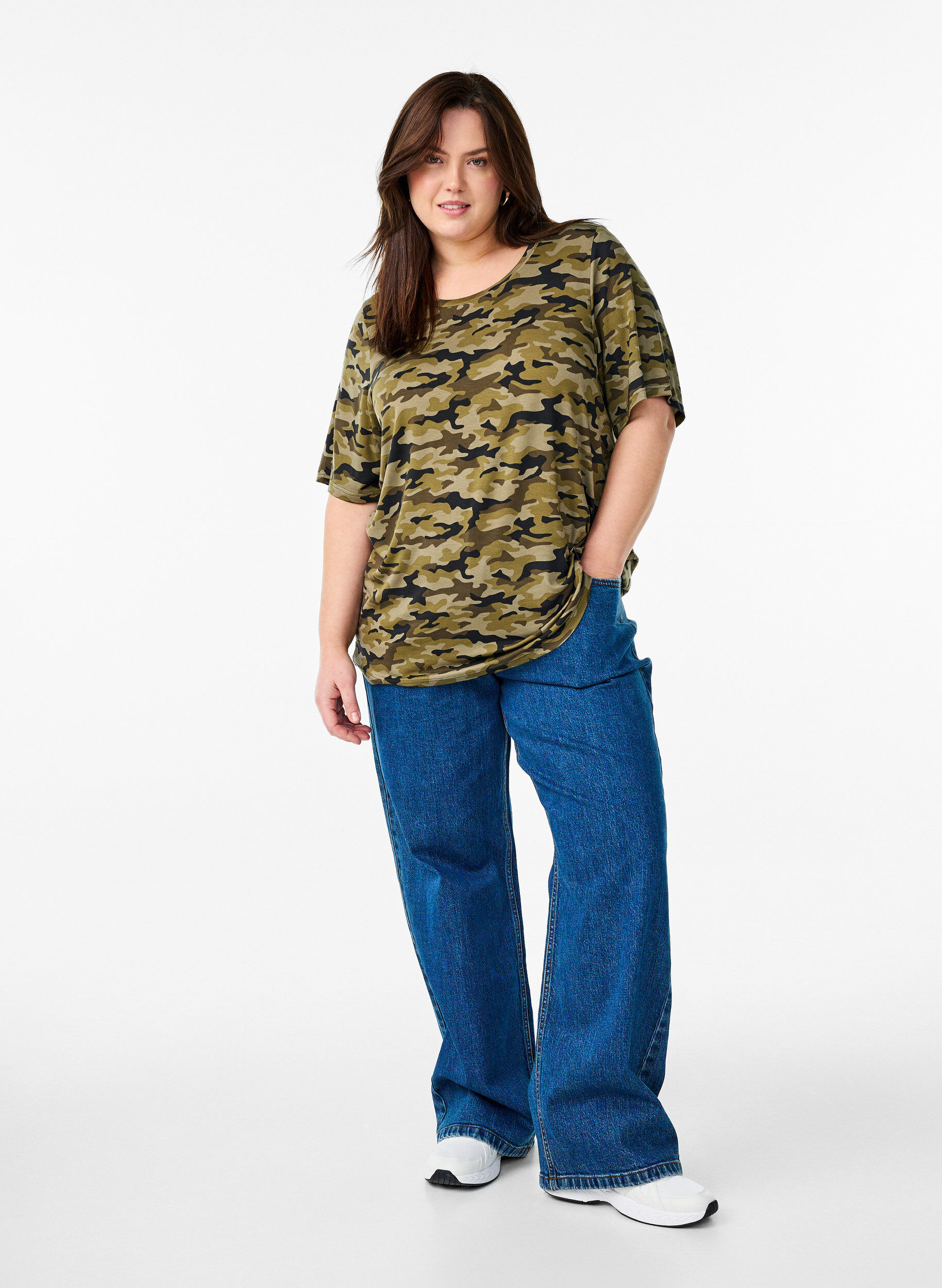 ZizziT-paita, jossa TENCEL&trade; Lyocell ja maastokuvio, Vihre&auml;, Model image number 1