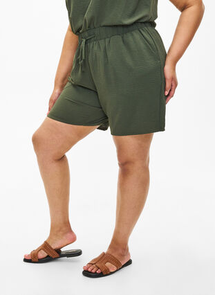 Shortsit, joissa on taskut ja joustava vyötärönauha, Thyme, Model image number 2