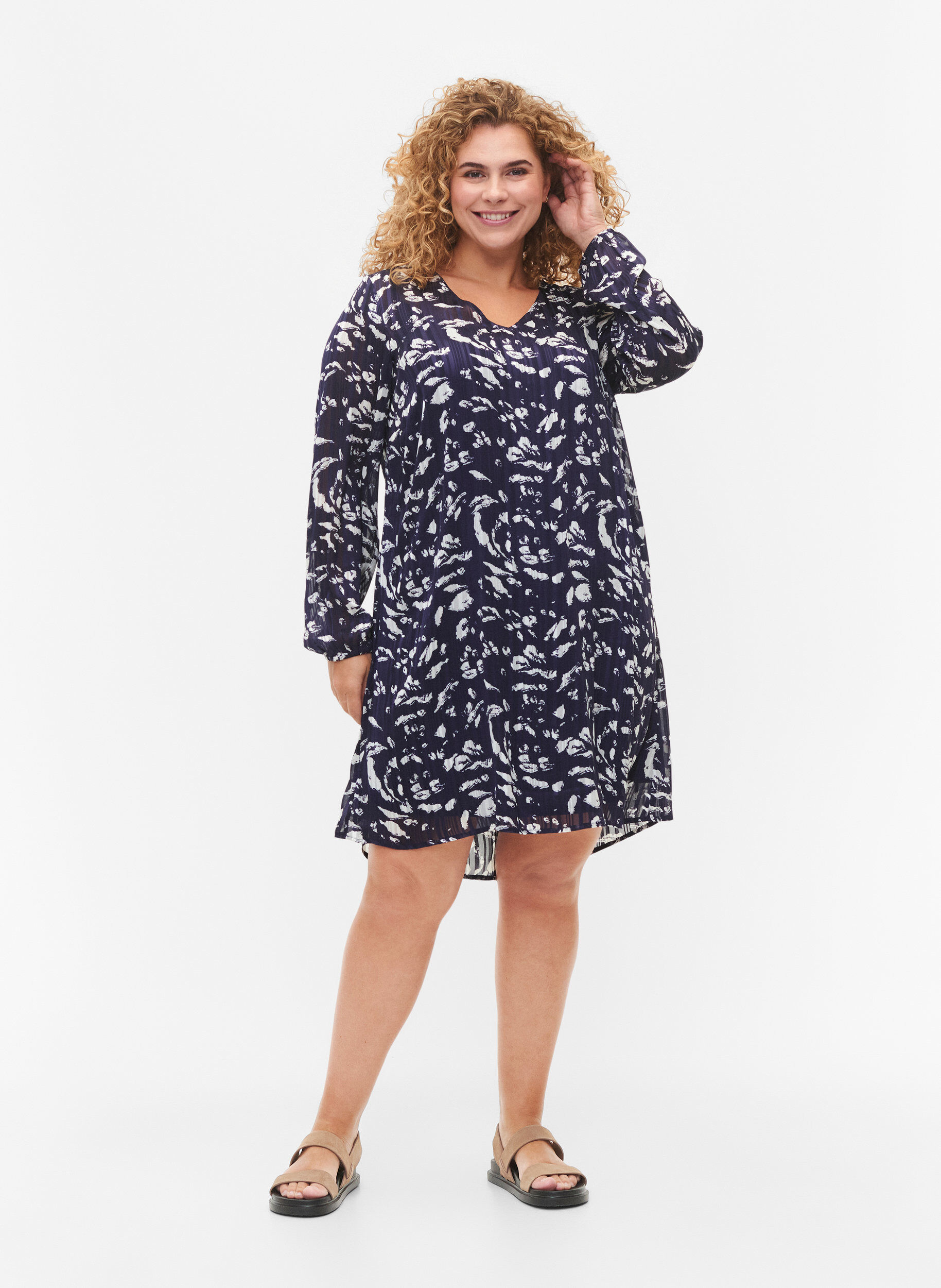 Zizzi Printillinen pitk&auml;hihainen mekko, v-p&auml;&auml;ntiell&auml;, Blue Leaf AOP, Model image number 2