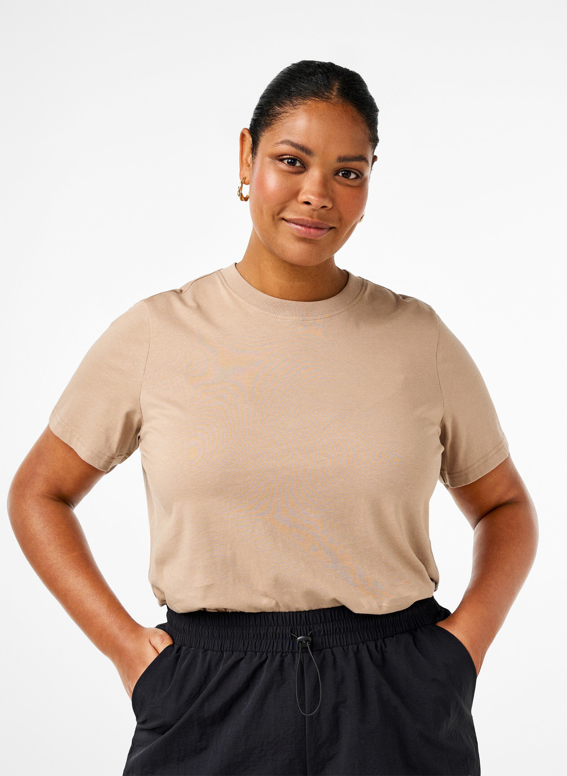 Puuvillainen perus-T-paita, jossa on py&ouml;re&auml; kaula-aukko, Beige, Model