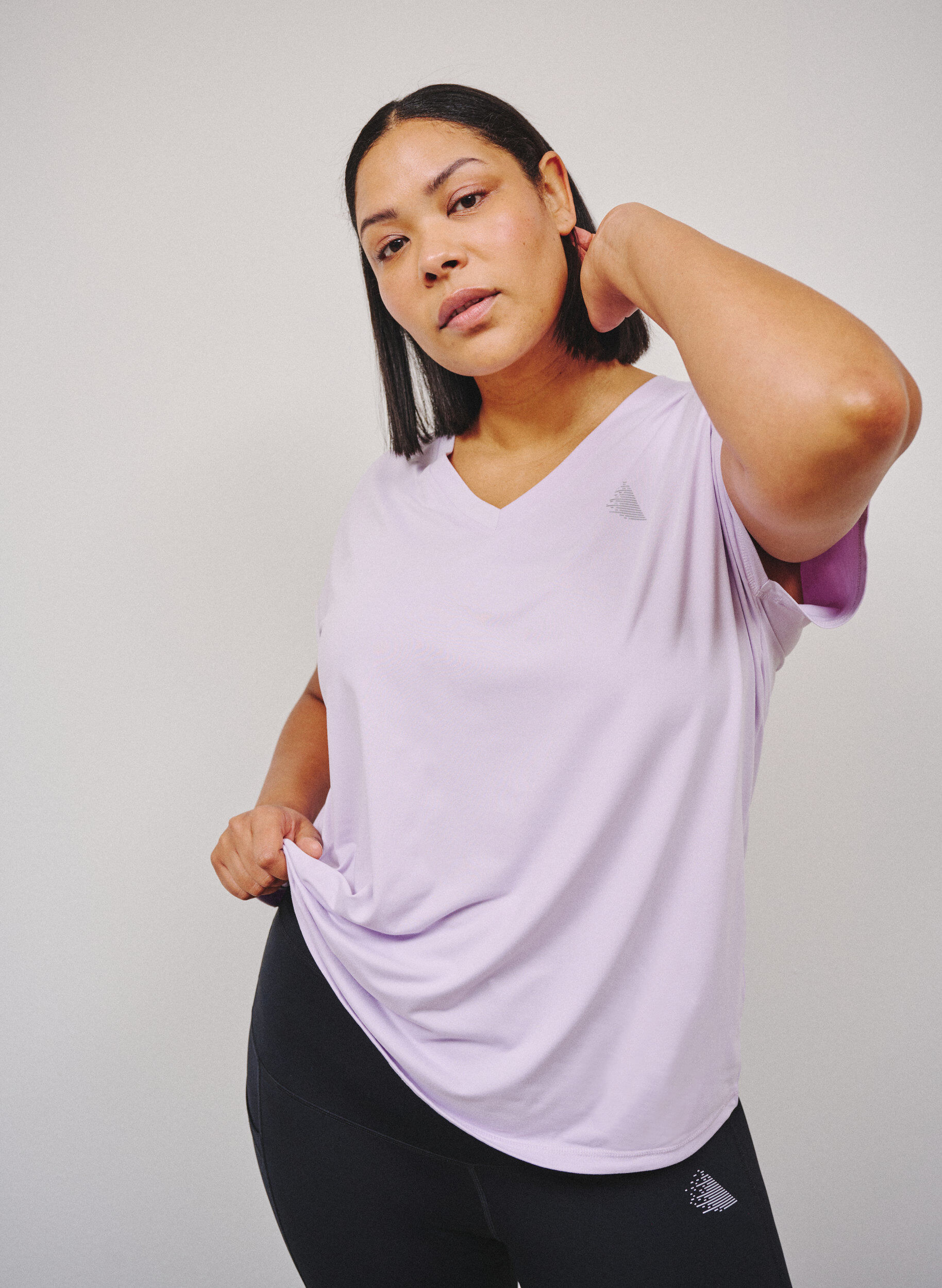 V&auml;lj&auml; treenipaita, jossa on V-p&auml;&auml;ntie