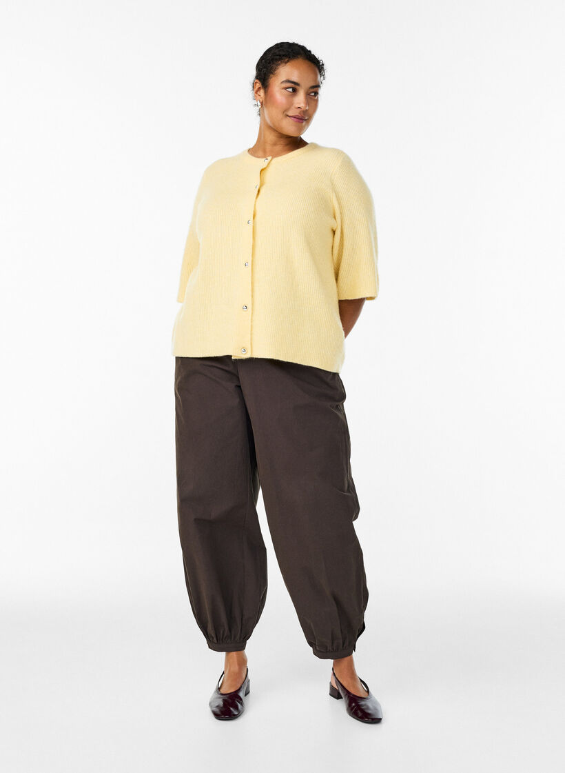 Lyhythihainen neuletakki kiilt&auml;vill&auml; pallonapeilla, Keltainen, Model image number 1