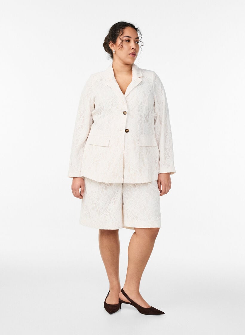 Korkeavy&ouml;t&auml;r&ouml;iset pitsi-bermudashortsit, Vanilja, Model