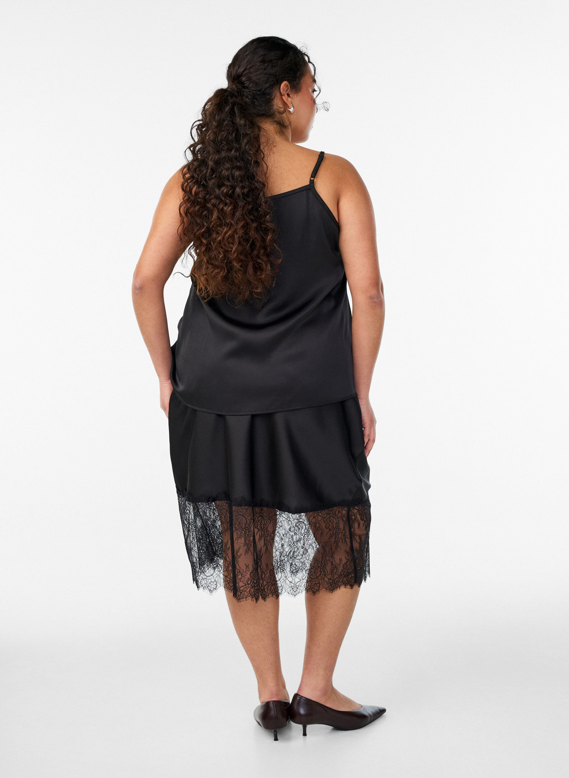 Zizzi Satiini-look -hame pitsireunuksilla, Musta, Model image number 1