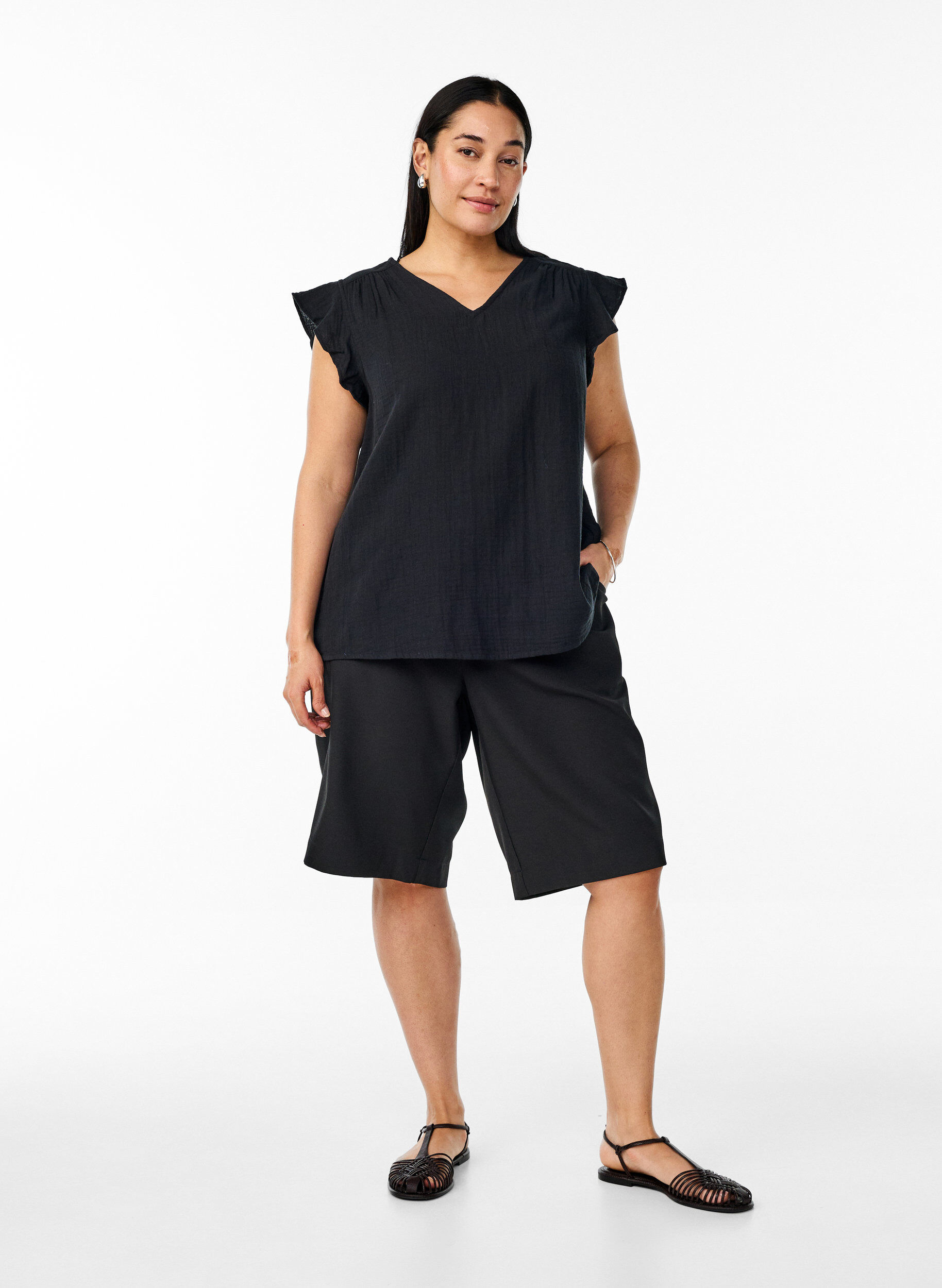 Zizzi Hihaton toppi puuvillamusliinista, jossa on r&ouml;yhel&ouml;it&auml;, Musta, Model image number 1