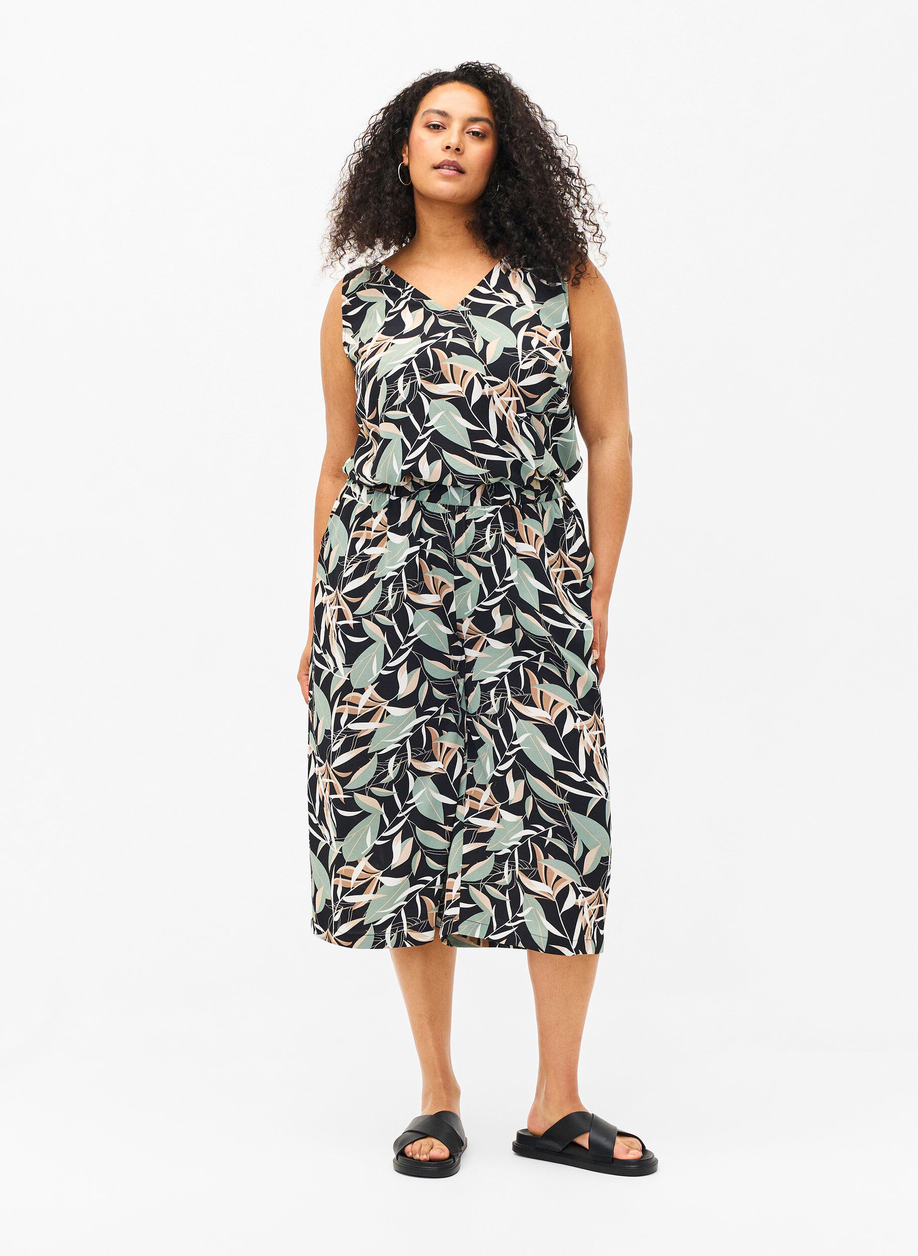 Zizzi Printtitoppi, jossa on V-p&auml;&auml;ntie, Black w. Gr.Leaf AOP, Model image number 2