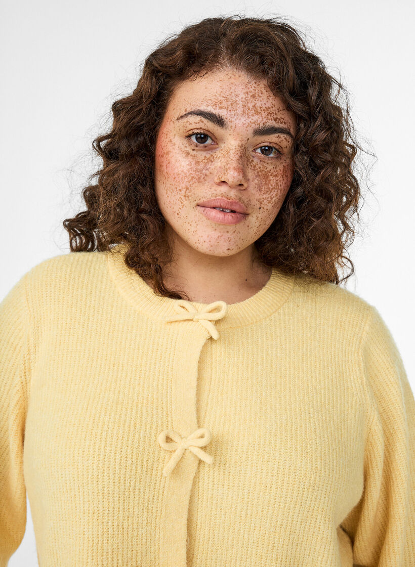 Lyhythihainen neuletakki ruseteilla, Keltainen, Model