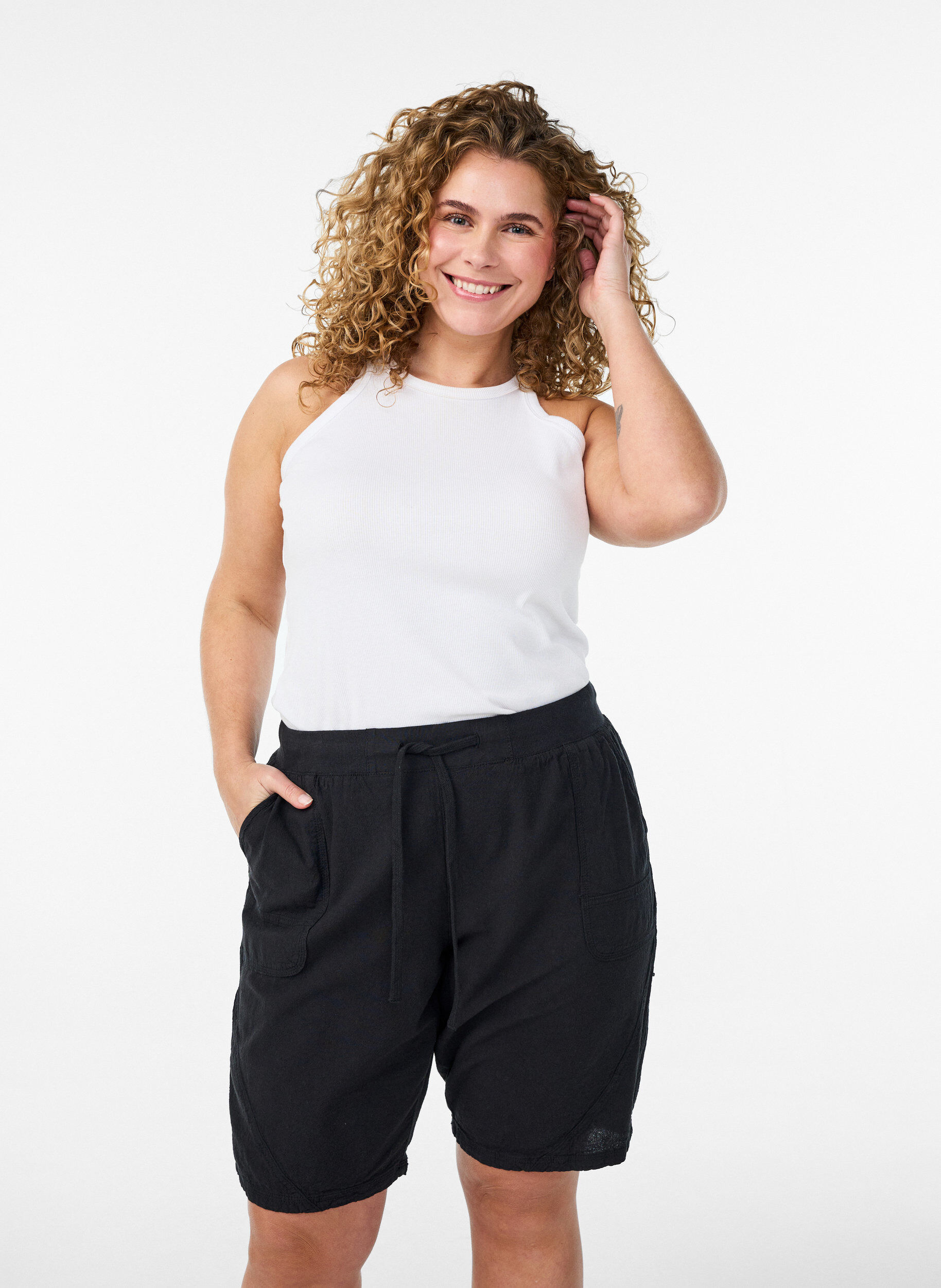 V&auml;lj&auml;t puuvillashortsit taskuilla, Musta, Model