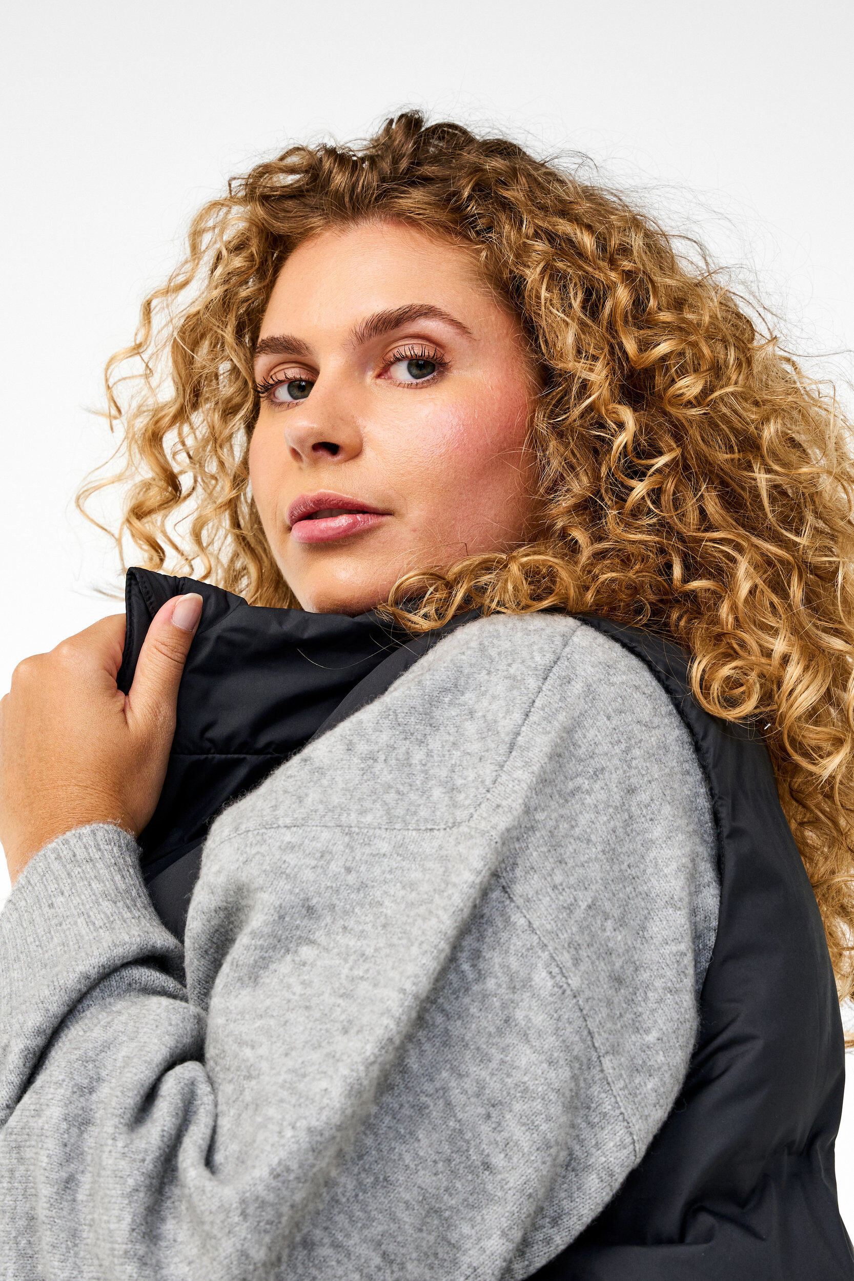 Zizzi Pitk&auml; liivi, jossa on taskut ja kaksisuuntainen vetoketju, Musta, Model image number 4