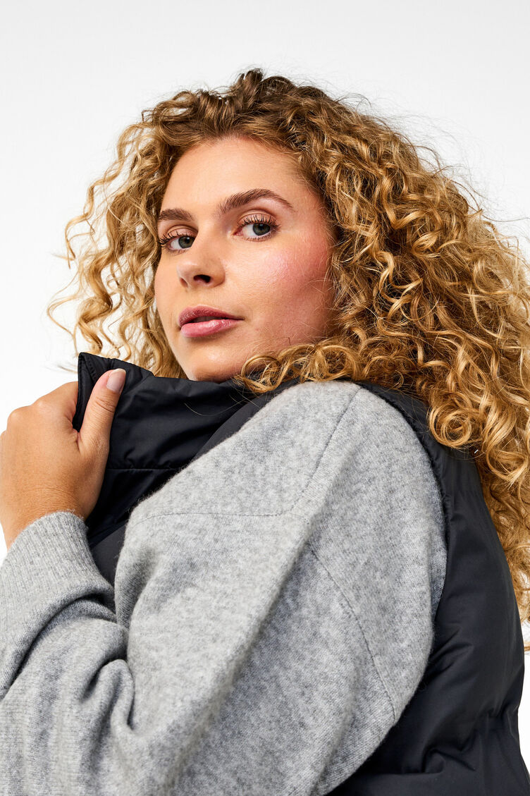 Pitkä liivi, jossa on taskut ja kaksisuuntainen vetoketju, Musta, Model image number 4